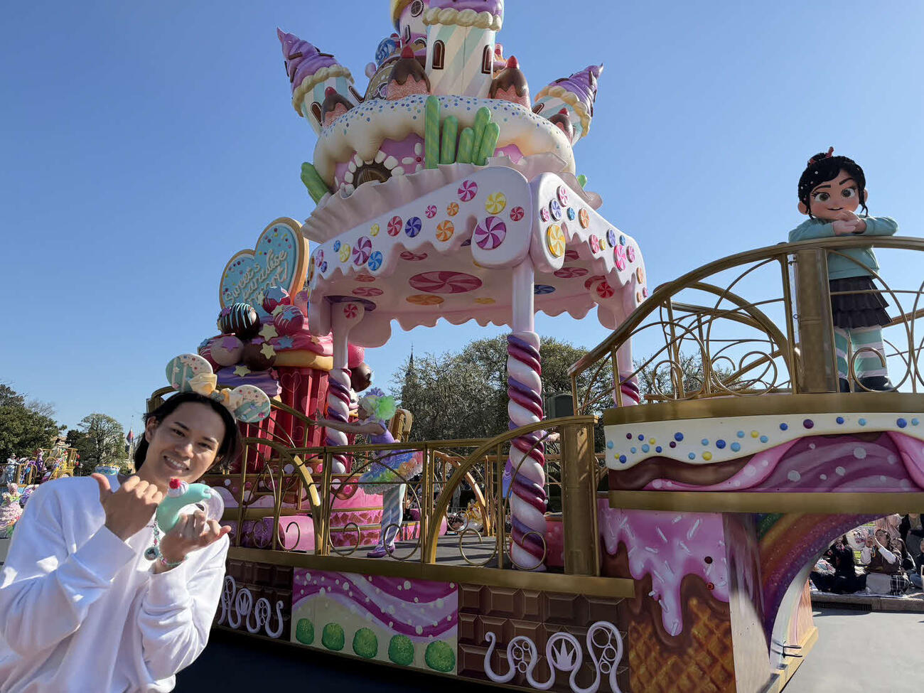 東京ディズニーランド期間限定スペシャルイベントシリーズ「ディズニー・パルパルーザ」第6弾「ヴァネロペのスウィーツ・ポップ・ワールド」のパレード「イッツ・ア・スウィーツフルタイム！」を鑑賞した近藤雄介（撮影・松尾幸之介）