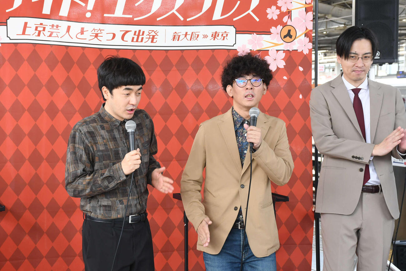 「ファイト!エクスプレス」で上京する、たくろう赤木裕（左）ときむらバンド（撮影・阪口孝志）