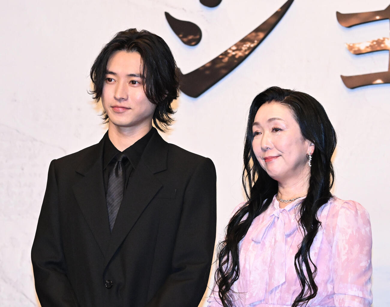 2028年大河ドラマ「ジョン万」の制作・主演発表記者会見で、写真撮影に応じる中濱万次郎を演じる主演の山﨑賢人（左）と脚本の藤本さん（撮影・千葉一成）