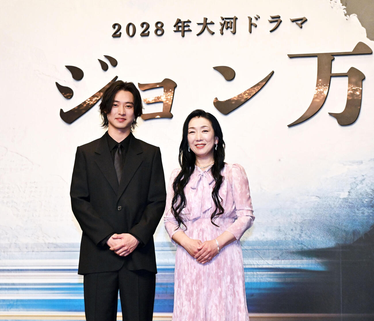 2028年大河ドラマ「ジョン万」の制作・主演発表記者会見で、写真撮影に応じる中濱万次郎を演じる主演の山﨑賢人（左）と脚本の藤本さん（撮影・千葉一成）