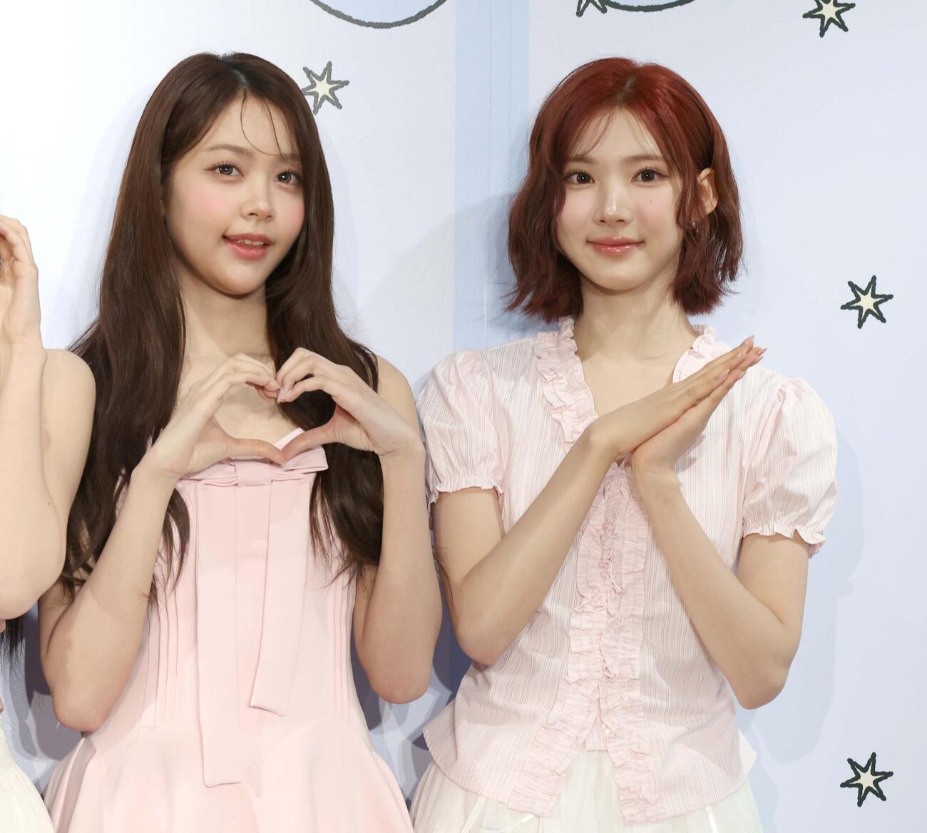 化粧品ブランドのイベントでポーズをとるHearts2Heartsのカルメン（左）とジウ（撮影・黒川智章）