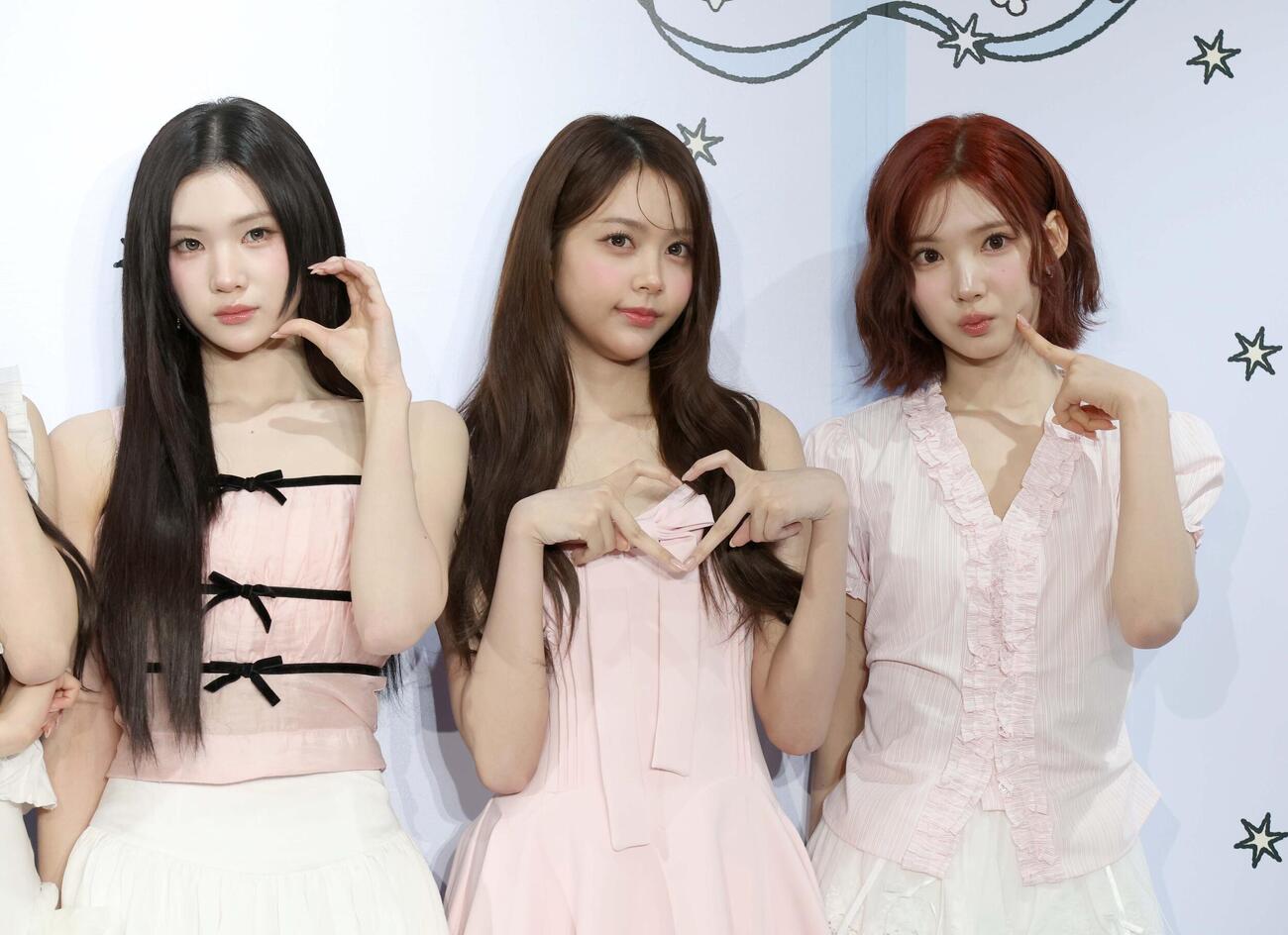 化粧品ブランドのイベントでポーズをとるHearts2Heartsの左からジュウン、カルメン、ジウ（撮影・黒川智章）