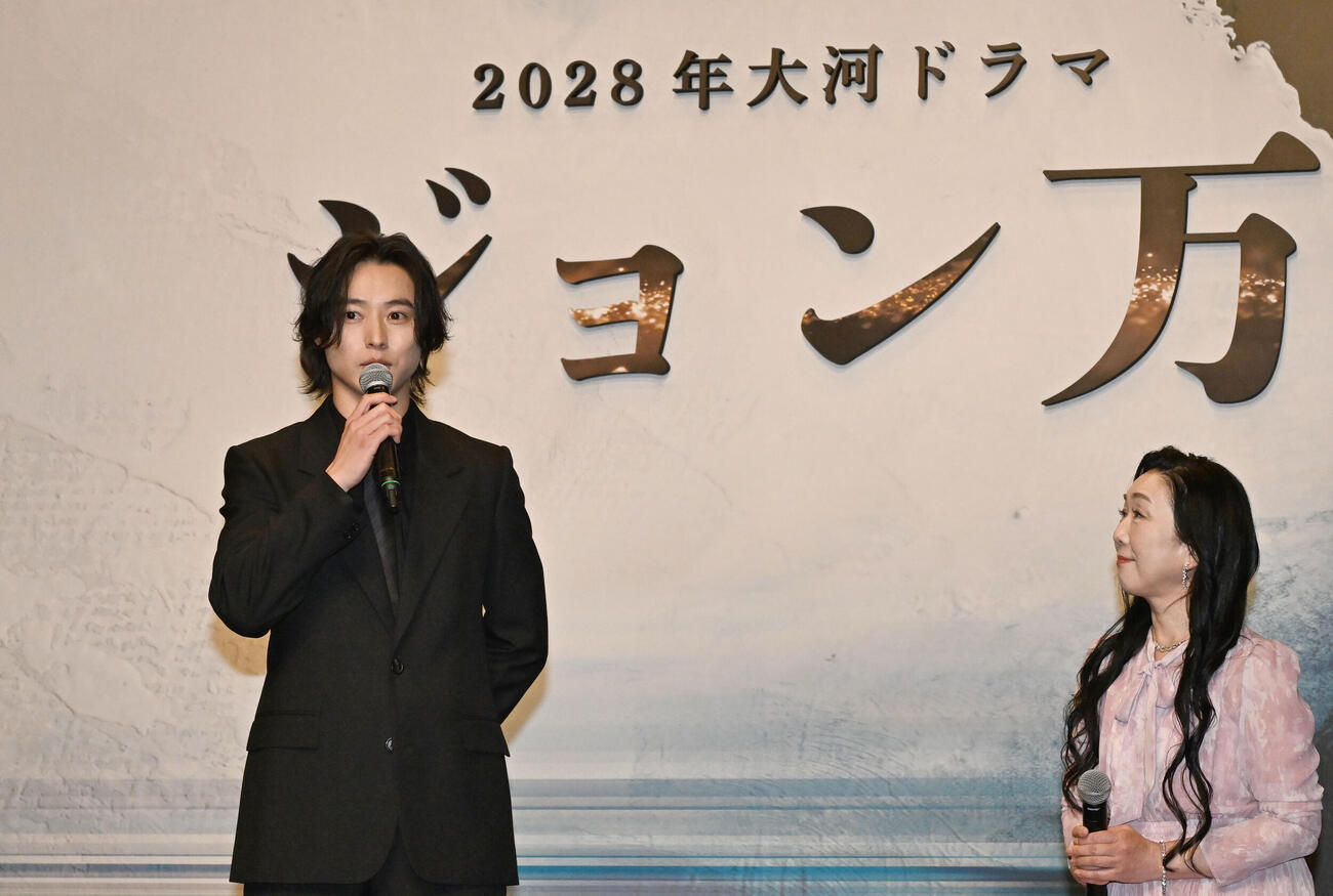 2028年大河ドラマ「ジョン万」の主演発表記者会見に登場した山﨑賢人（撮影・千葉一成）