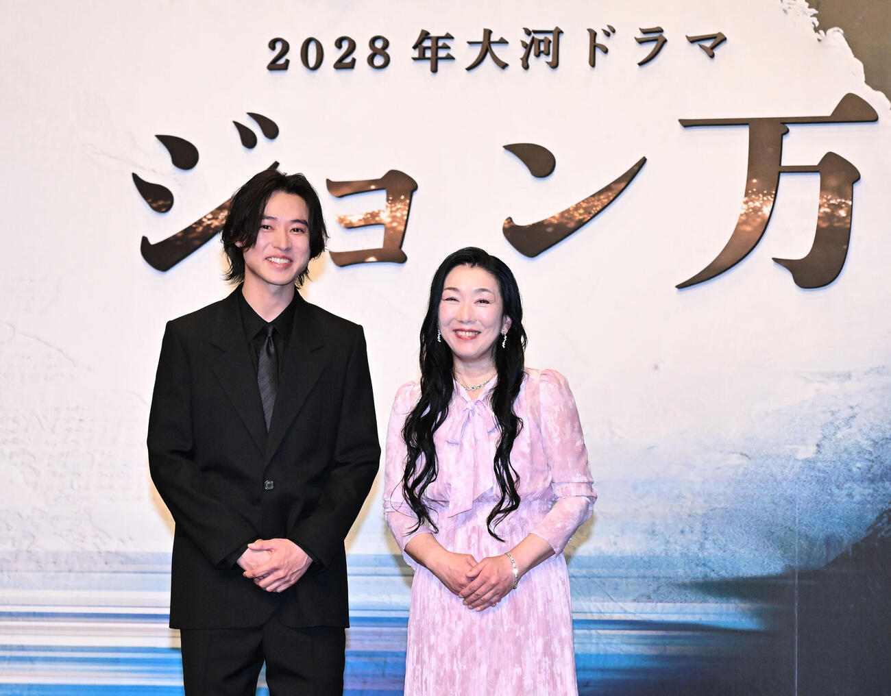 2028年大河ドラマ「ジョン万」の制作・主演発表記者会見で、写真撮影に応じる中濱万次郎を演じる主演の山﨑賢人（左）と脚本の藤本さん（撮影・千葉一成）