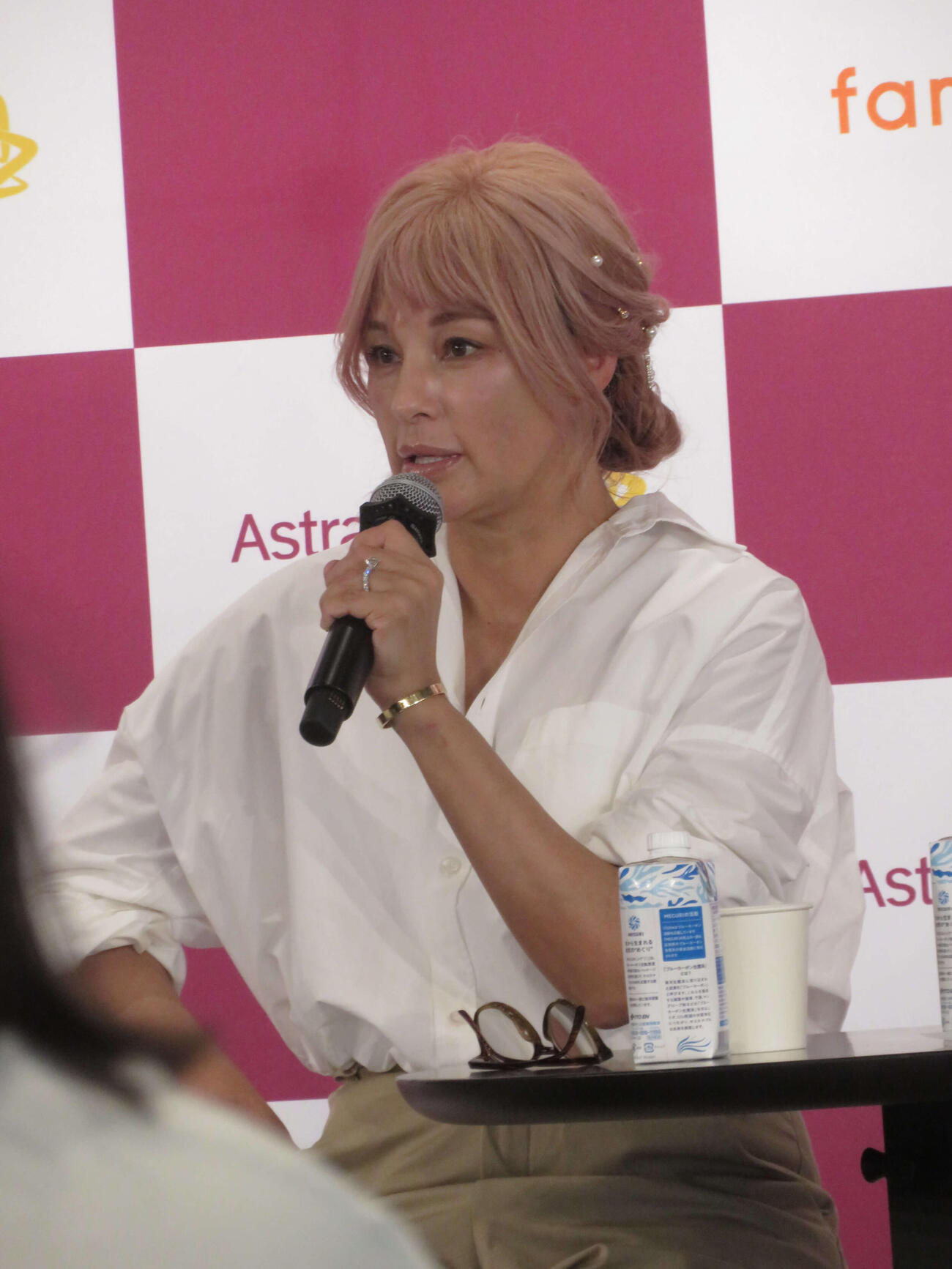 「アストラゼネカ株式会社×株式会社ファミワン共催　婦人科がん啓発セミナー」に登壇した梅宮アンナ