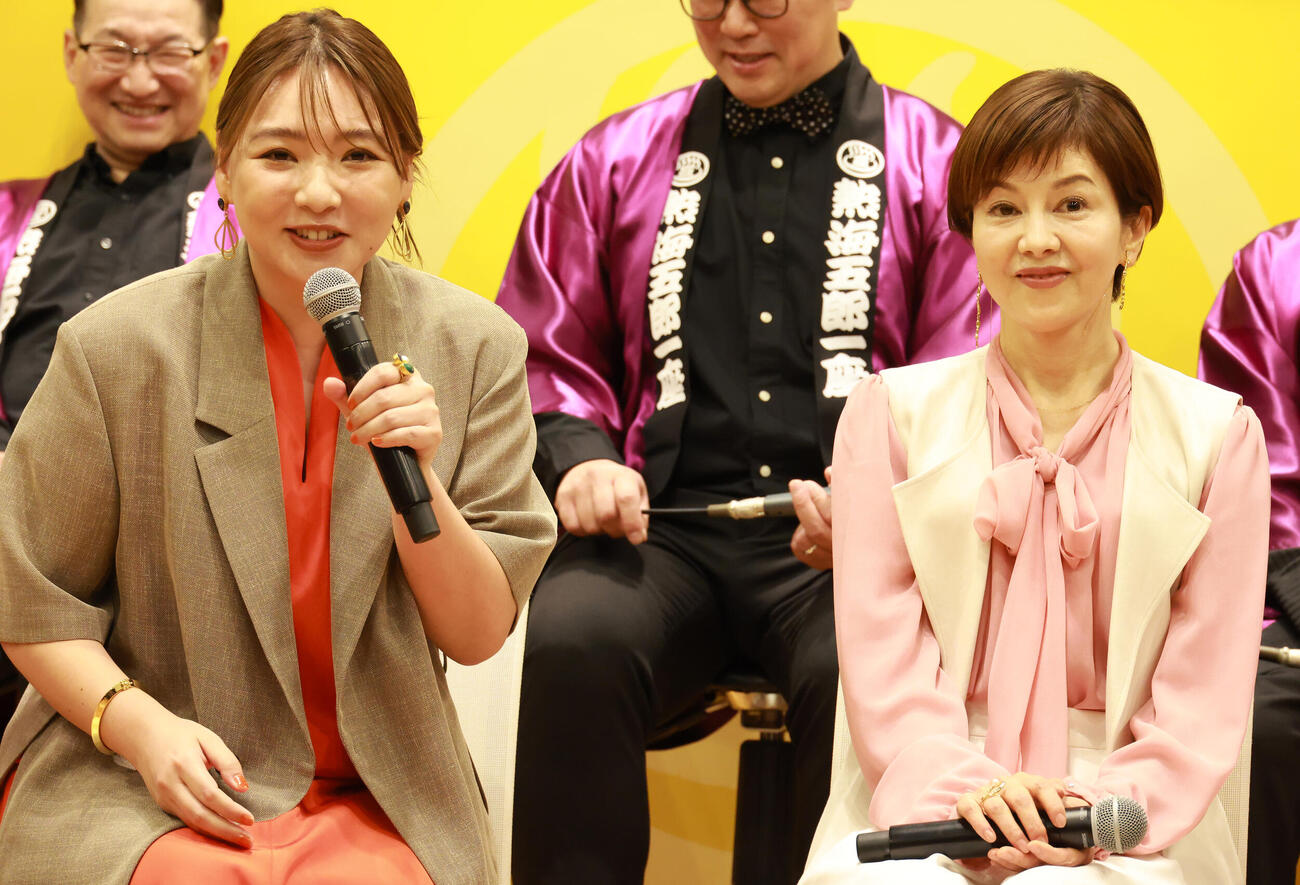 「熱海五郎一座」製作会見を行った野呂佳代（左）と沢口靖子。左後方は春風亭昇太（撮影・中島郁夫）
