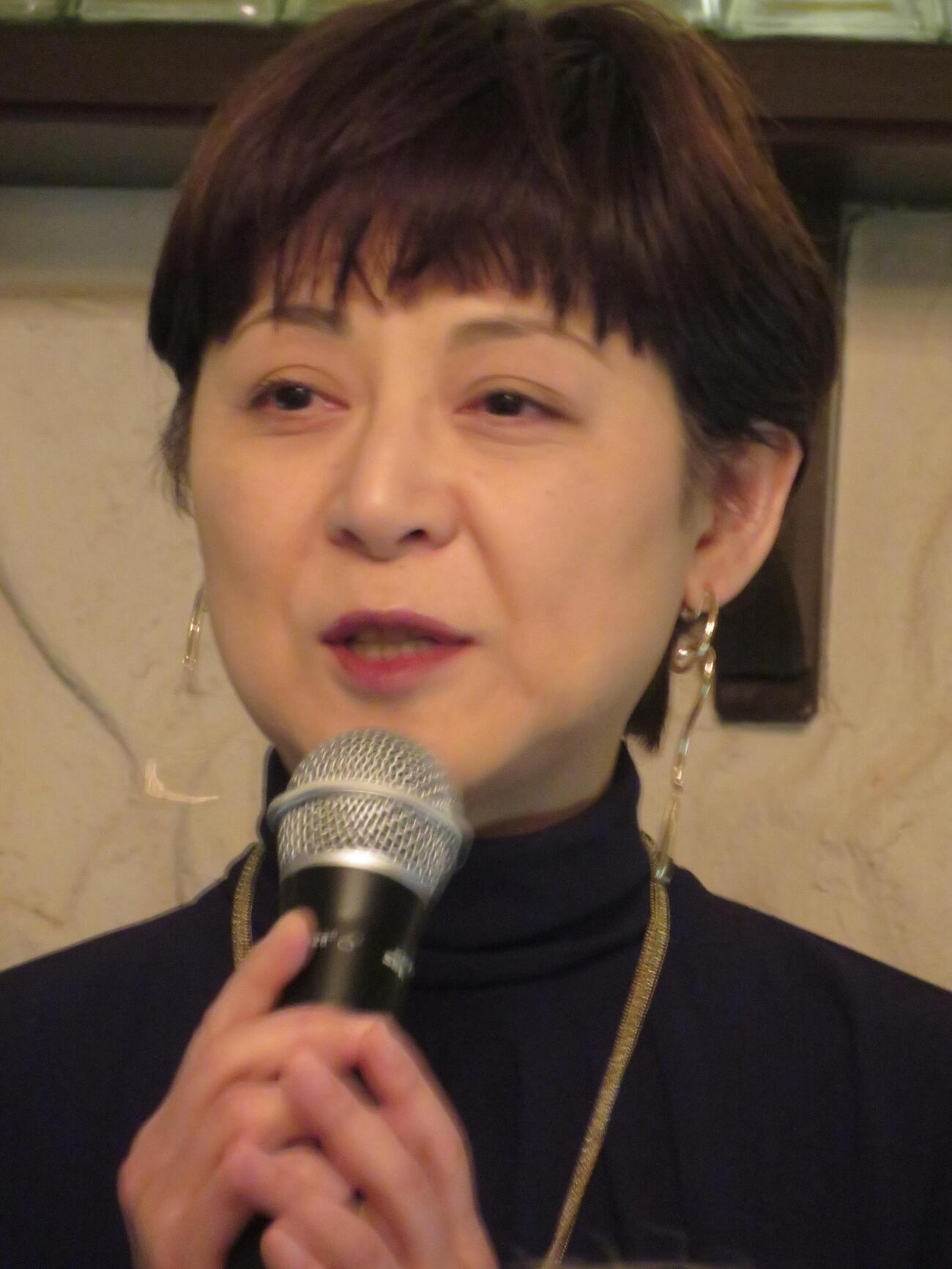 加藤登紀子（中央）の取材会に駆けつけた、高倉健さんの養女の小田貴月さん