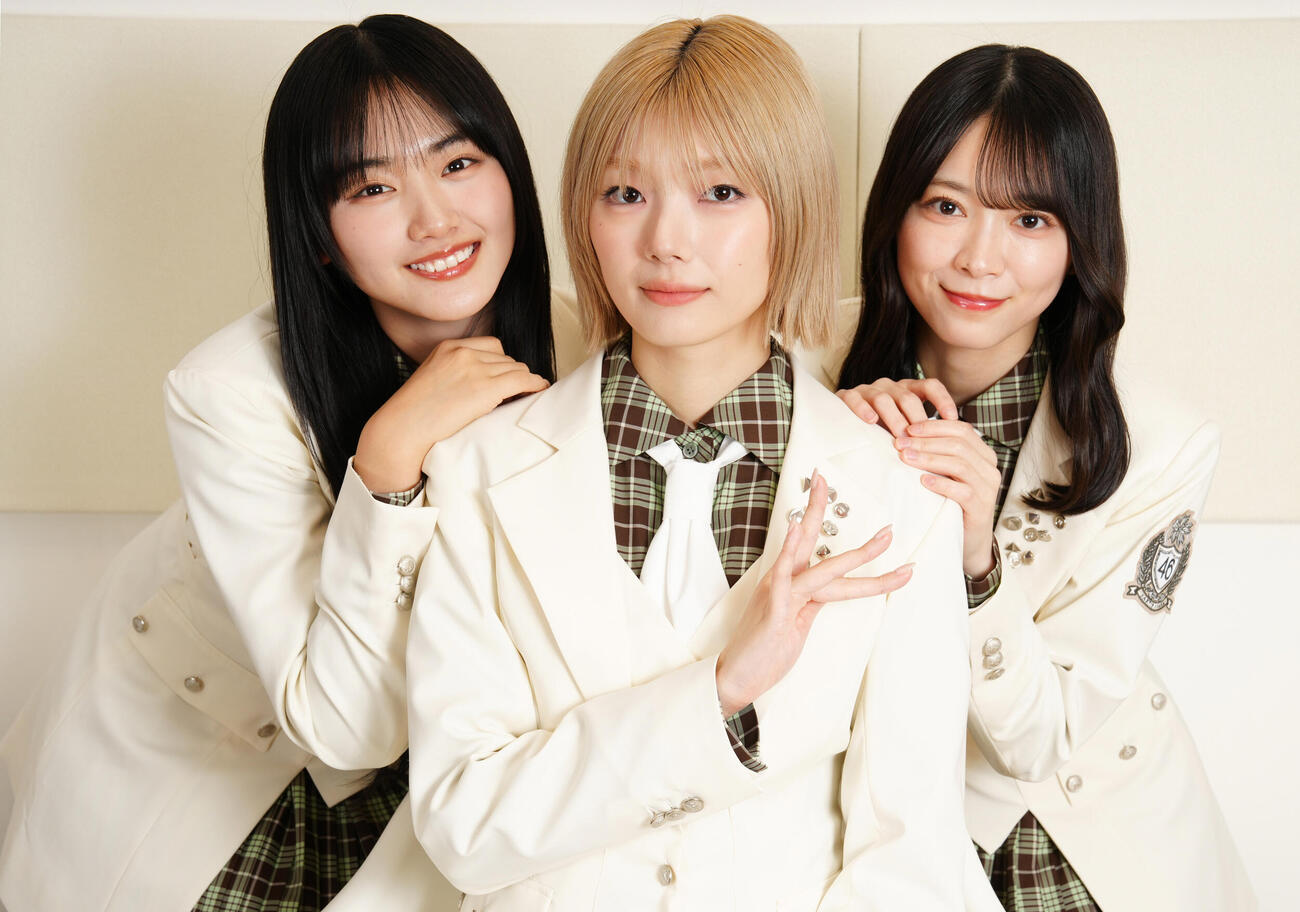 MUFG国立競技場でのライブに意気込む櫻坂46の、左から山﨑天、藤吉夏鈴、森田ひかる（撮影・鈴木みどり）