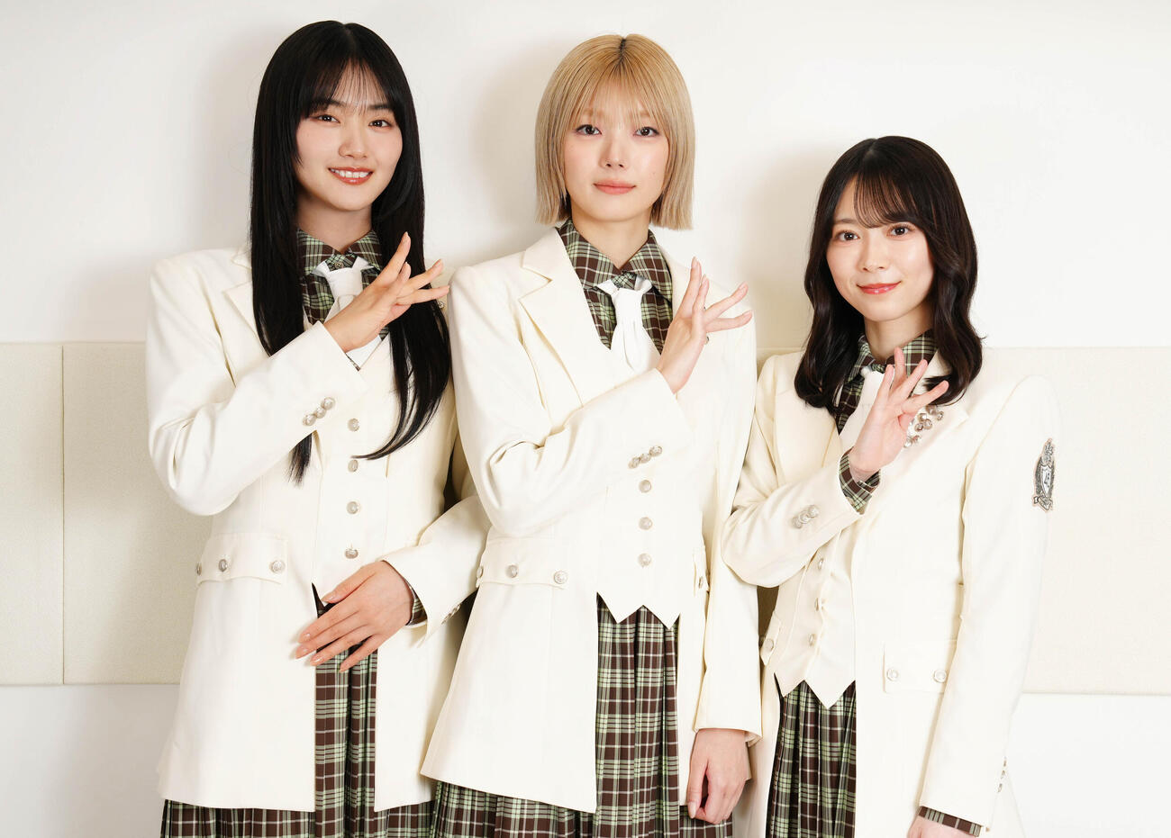 MUFG国立競技場でのライブに意気込む櫻坂46の、左から山﨑天、藤吉夏鈴、森田ひかる（撮影・鈴木みどり）