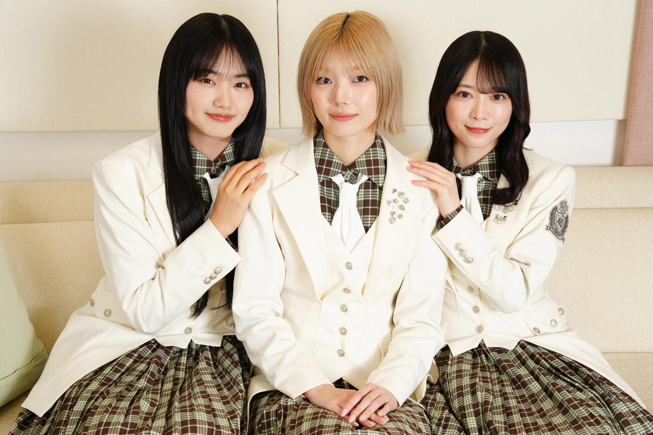 MUFG国立競技場でのライブに意気込む櫻坂46の、左から山﨑天、藤吉夏鈴、森田ひかる（撮影・鈴木みどり）