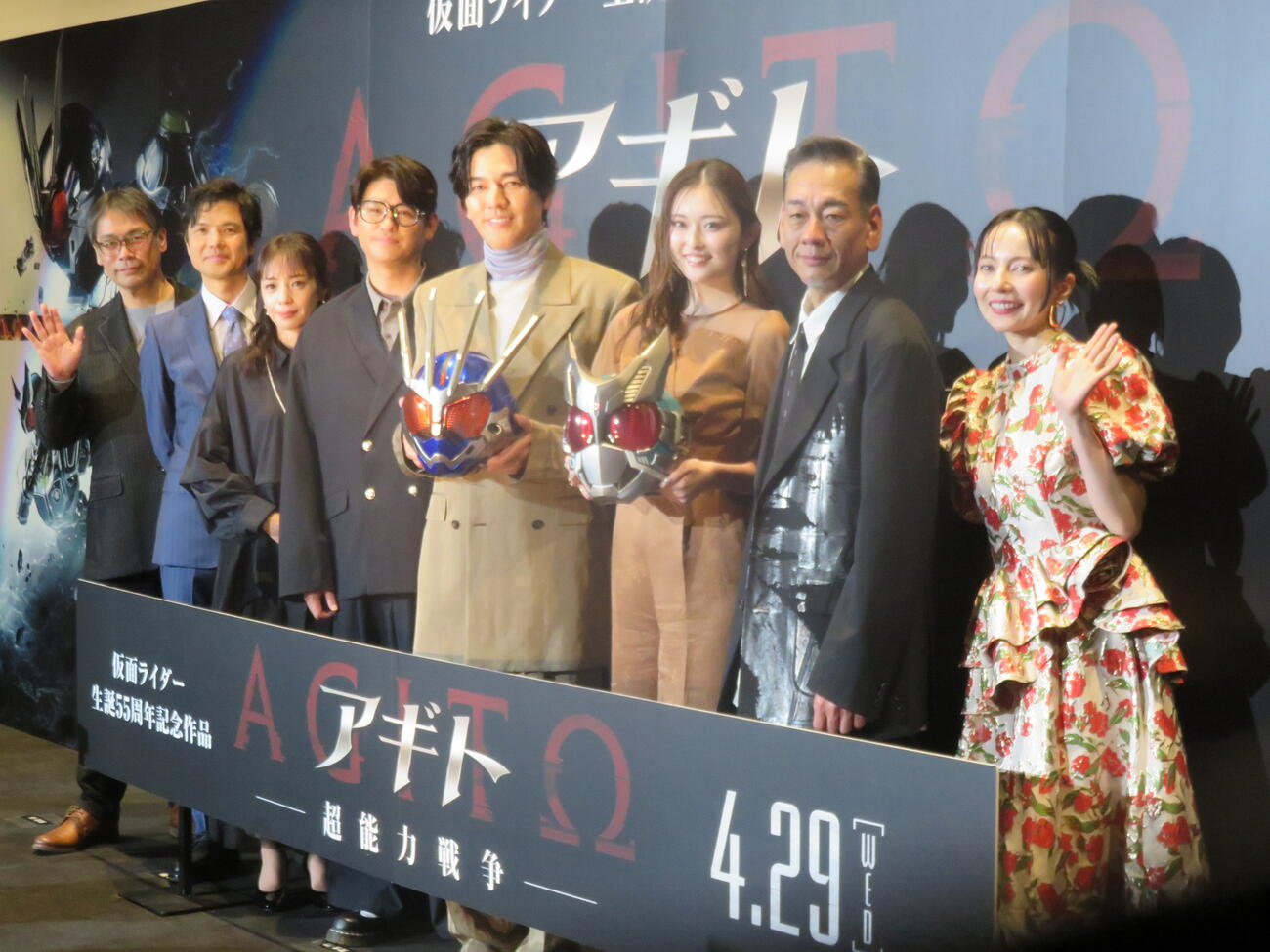 映画「アギト－超能力戦争－」の完成披露舞台あいさつに出席した、左から田﨑竜太監督、柴田明良、藤田瞳子、賀集利樹、要潤、ゆうちゃみ、山崎潤、ベッキー