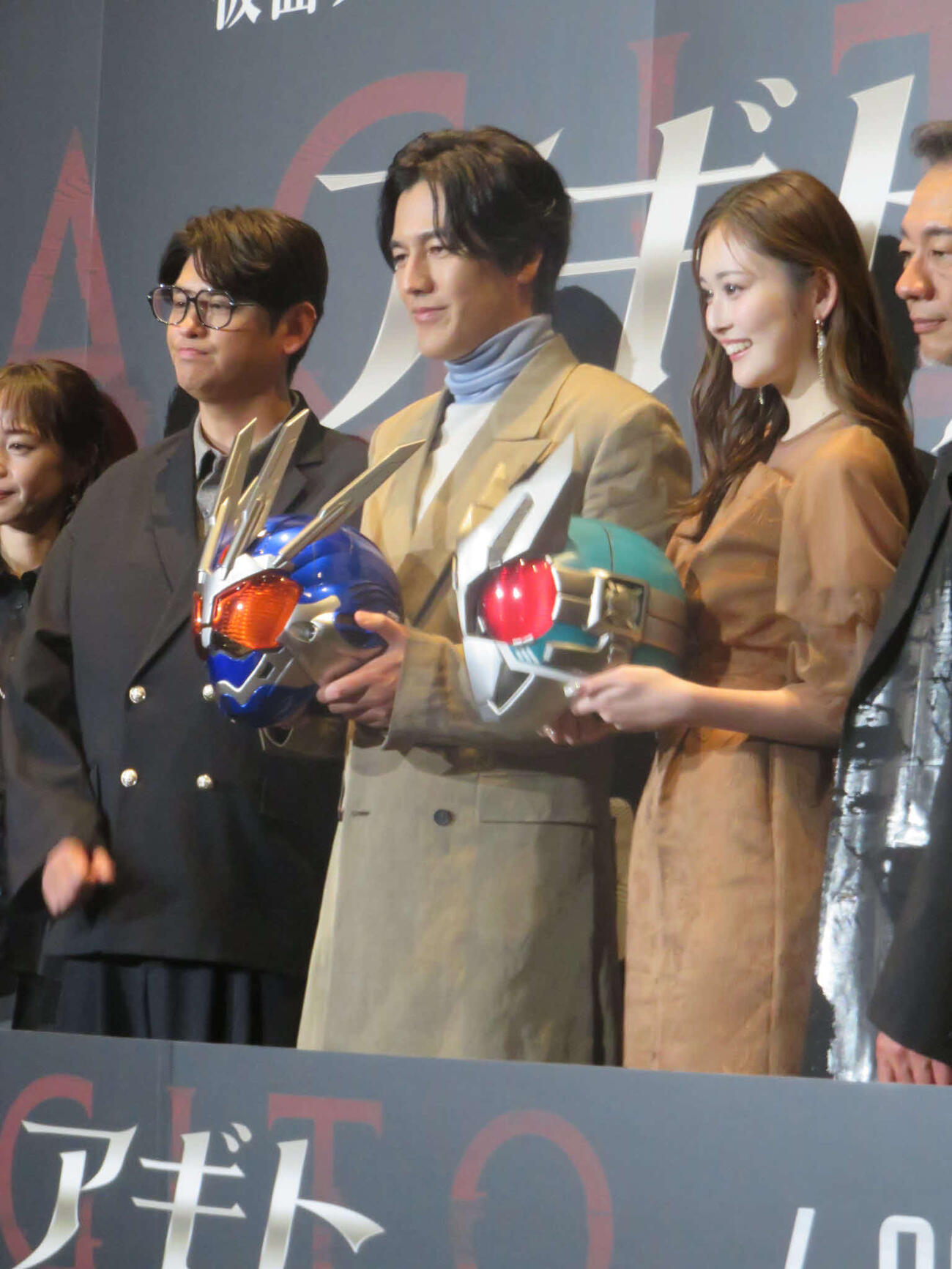 映画「アギト－超能力戦争－」の完成披露舞台あいさつに出席した、左から賀集利樹、要潤、ゆうちゃみ