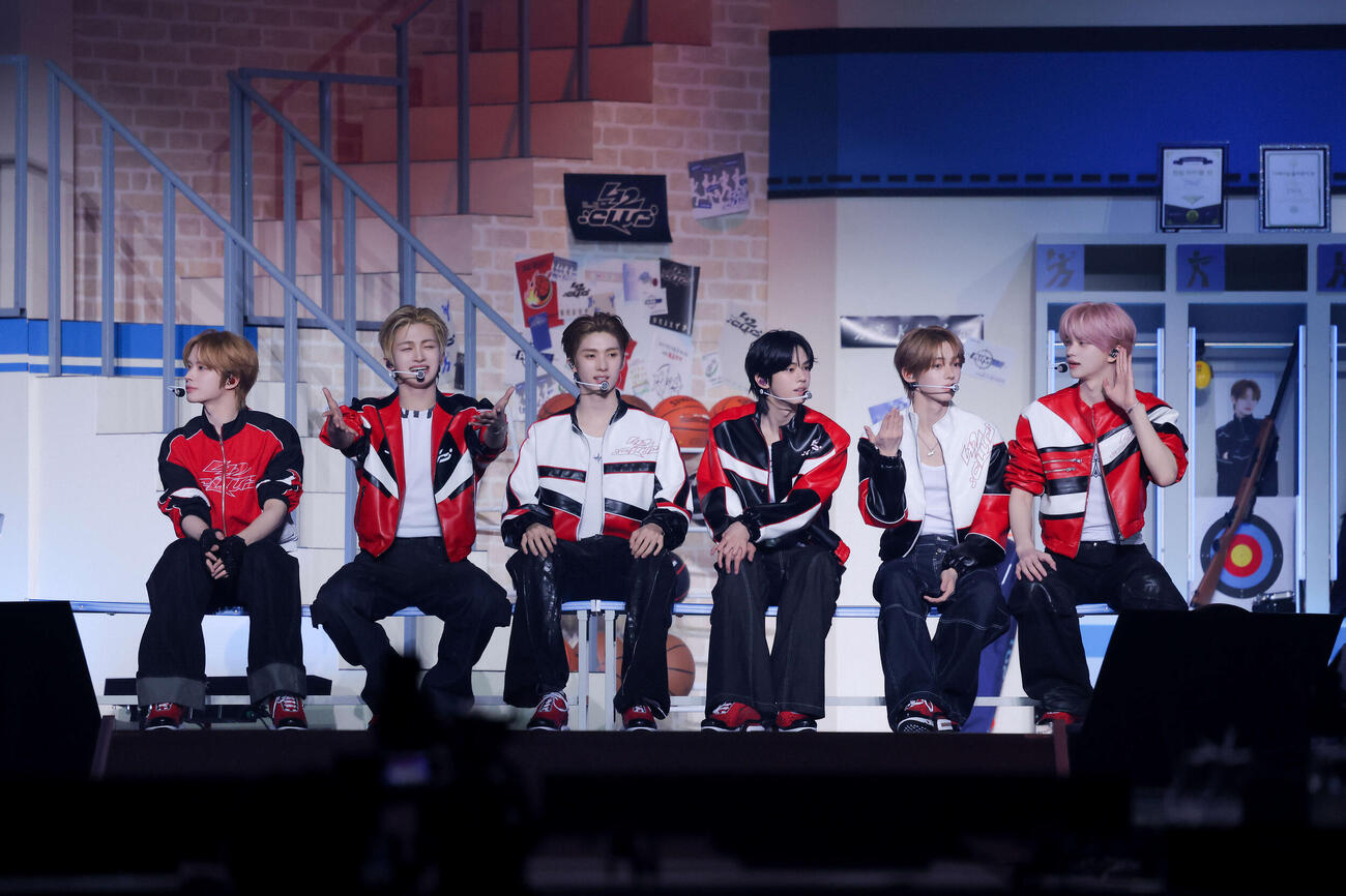 ファンミーティング「42：CLUB」を開催したTWS。左からKYUNGMIN、JIHOON、YOUNGJAE、DOHOON、HANJIN、SHINYU（（P）＆（C）PLEDIS Entertainment）
