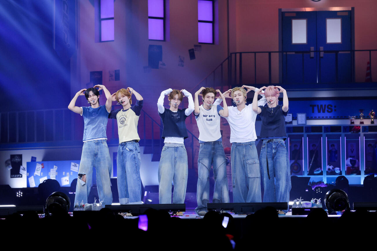 ファンミーティング「42：CLUB」でパフォーマンスするTWS。左からDOHOON、KYUNGMIN、HANJIN、YOUNGJAE、JIHOON、SHINYU（（P）＆（C）PLEDIS Entertainment）