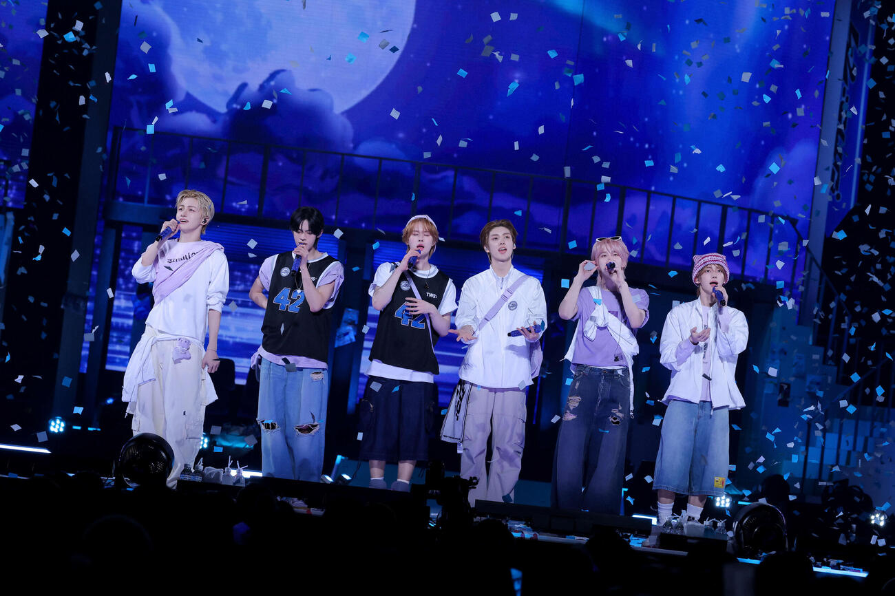 ファンミーティング「42：CLUB」でパフォーマンスするTWS。左からDOHOON、KYUNGMIN、HANJIN、YOUNGJAE、JIHOON、SHINYU（（P）＆（C）PLEDIS Entertainment）