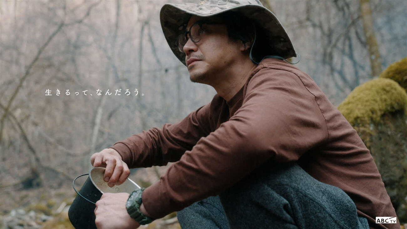 芸能人を自身の野営地に招き入れ、共に1泊2日の野営生活を行う東出昌大（C）ABCテレビ