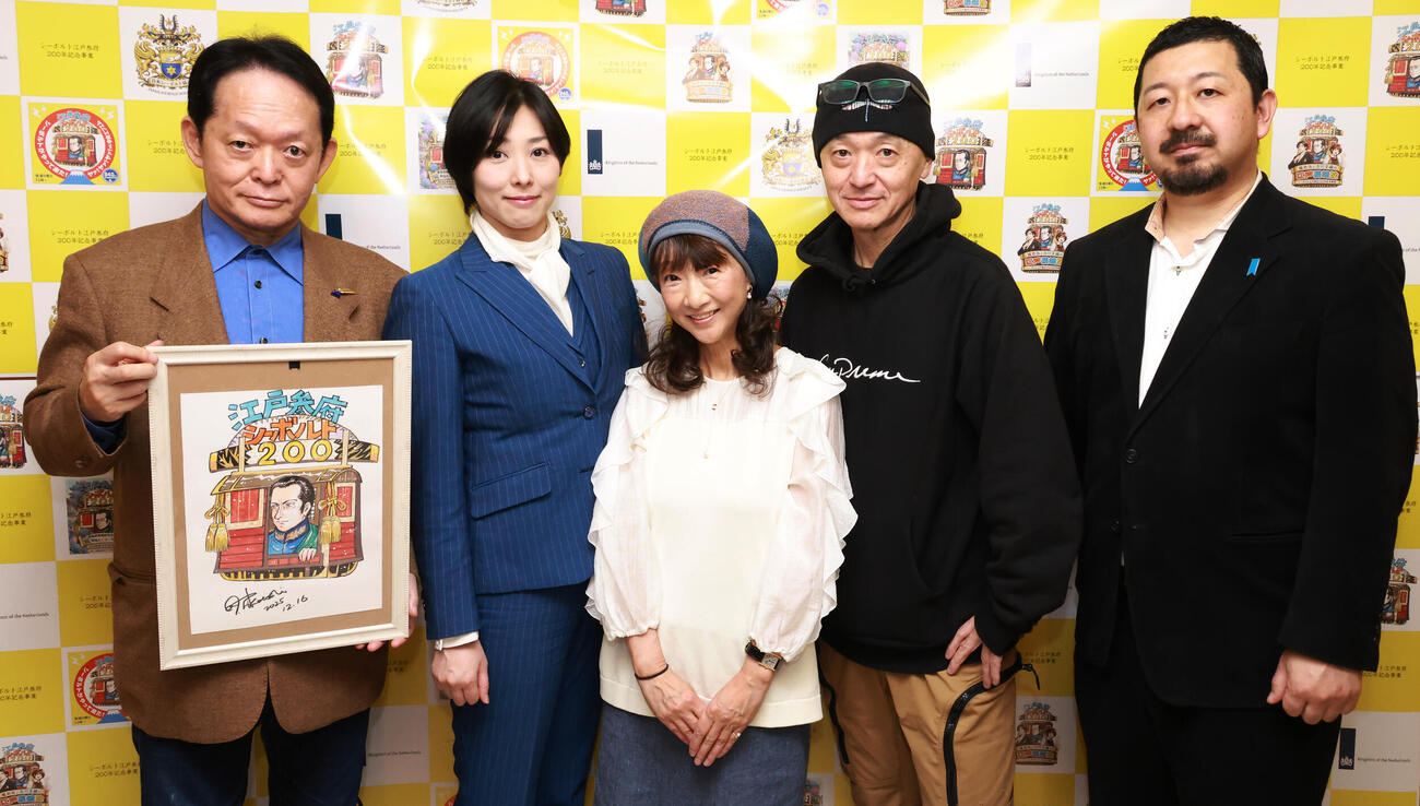 「シーボルト江戸参府200周年記念事業」発表会に参加した、左から漫画家・山田貴敏氏、鳳恵弥、松井菜桜子、パッパラー河合、シーボルト子孫の関口忠相氏（撮影・中島郁夫）