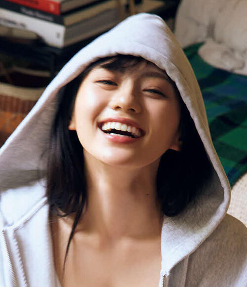 乃木坂46川﨑桜、白ビキニで無邪気な笑顔輝くカットが公開 初写真集4