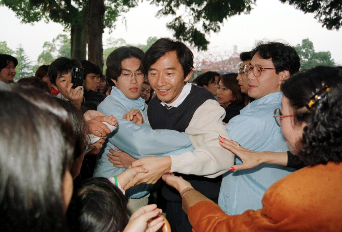 平尾昌晃プロアマチャリティーゴルフトーナメント　「不倫は文化」と発言した石田純一はファンから握手攻めに遭うが警備員の静止を振り切って対応する（96年10月29日）