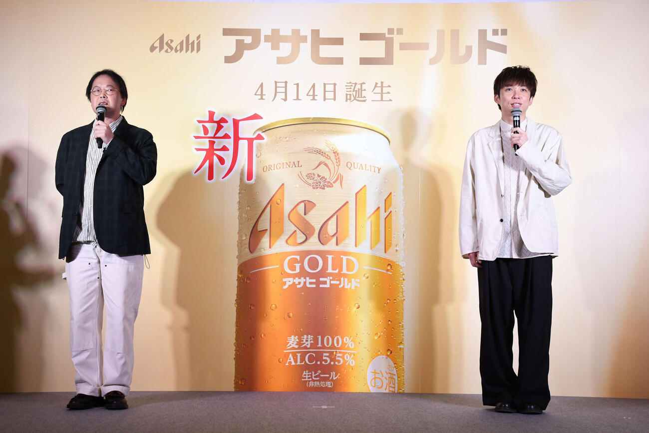 「アサヒ　ゴールド」先行体験イベントに出席したアインシュタイン稲田直樹（左）と河井ゆずる（撮影・阪口孝志）