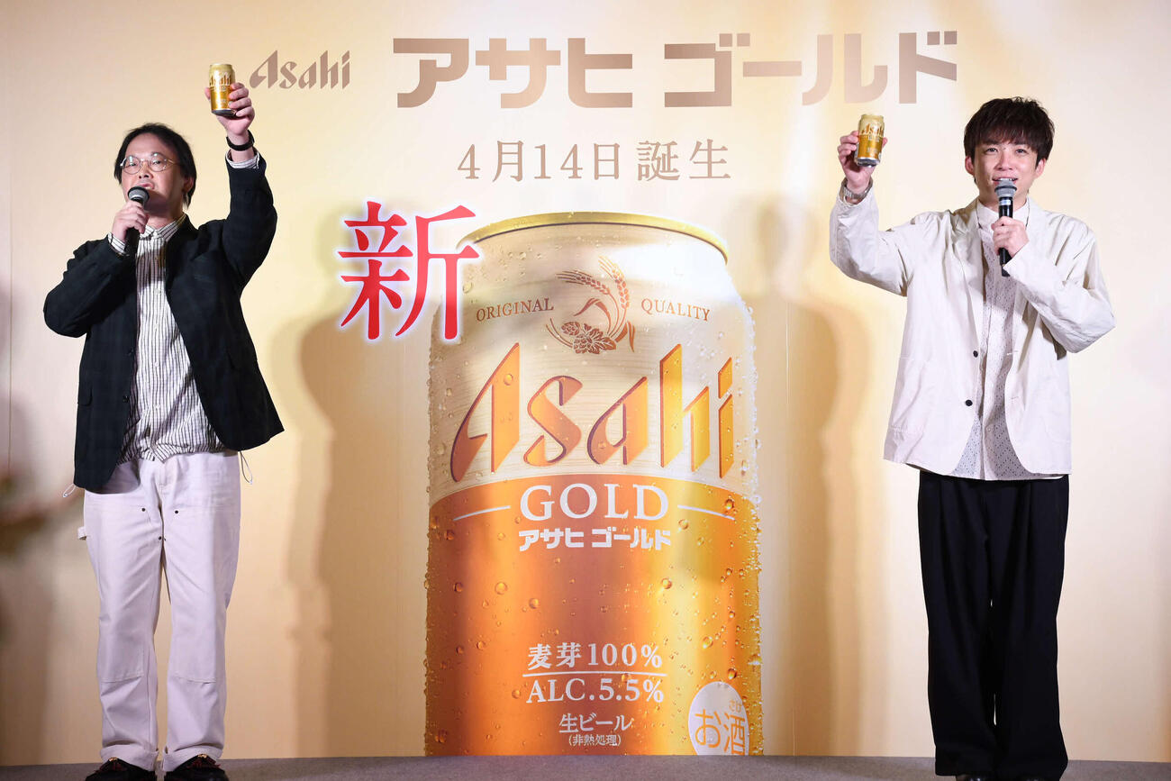 「アサヒ　ゴールド」先行体験イベントに出席したアインシュタイン稲田直樹（左）と河井ゆずる（撮影・阪口孝志）