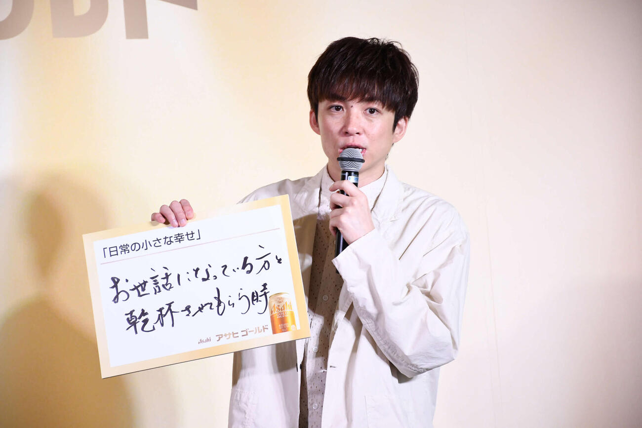 達筆のアインシュタイン河井ゆずる（撮影・阪口孝志）
