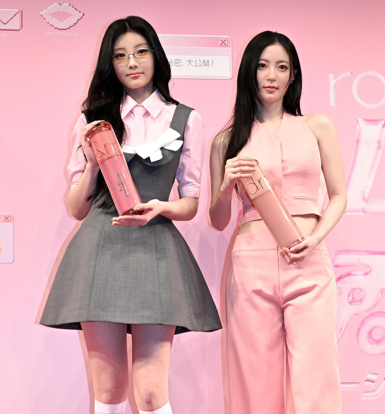 韓国コスメ「ロムアンド」の新商品「ジューシフラッシュリップオイル」をPRするILLITのウォンヒ（左）とモデルのソン・ジヨン（撮影・千葉一成）
