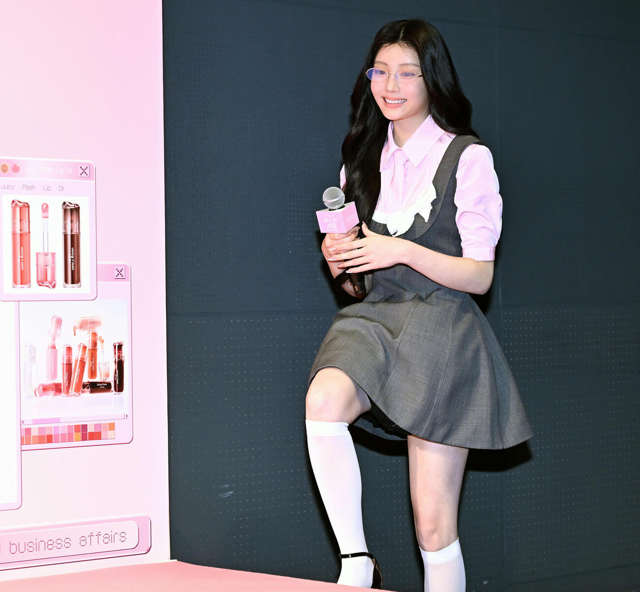 韓国コスメ「ロムアンド」の新商品発表会に登場したILLITのウォンヒ（撮影・千葉一成）