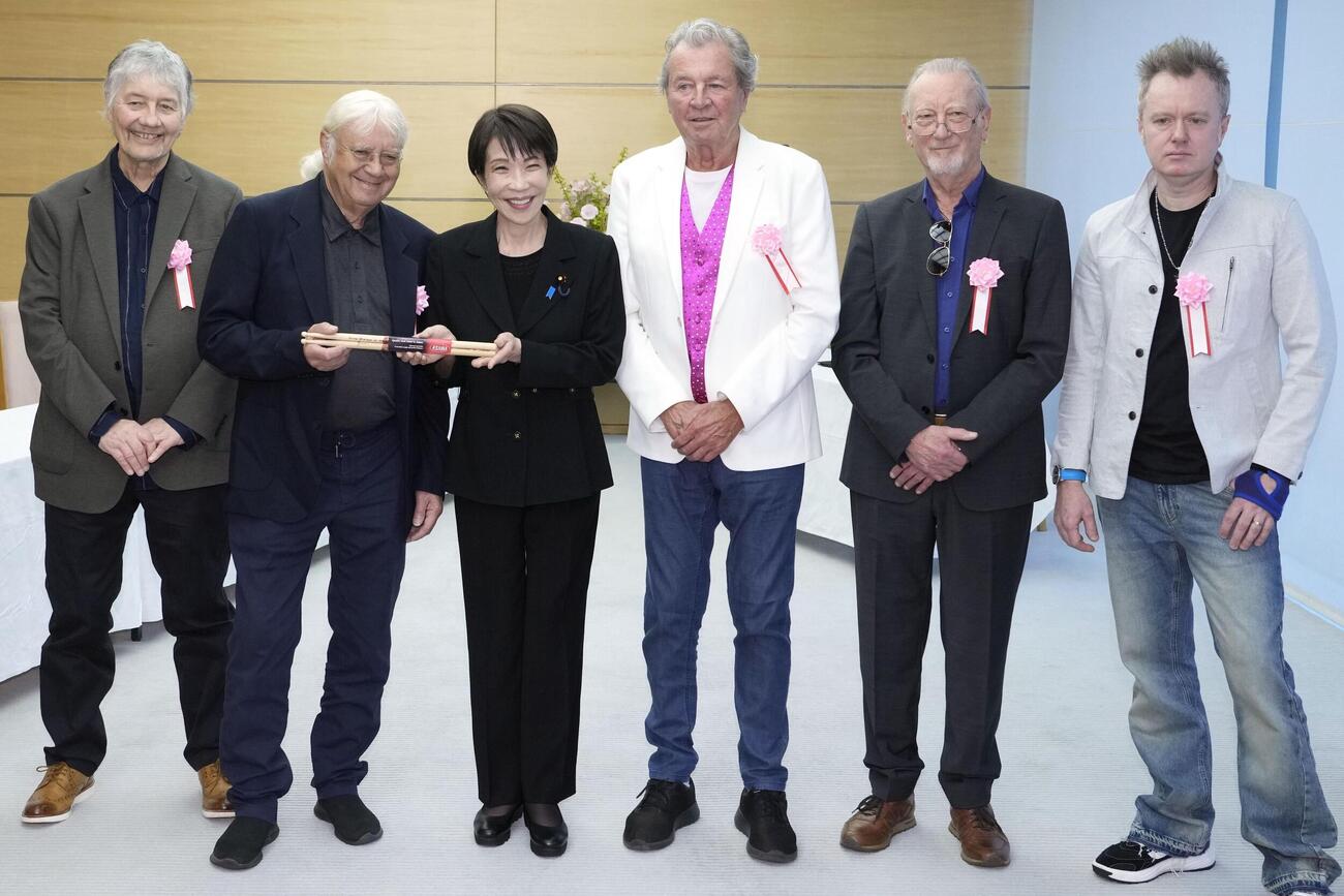 ロックバンド「ディープ・パープル」のメンバーと面会する高市首相（左から3人目）（共同）