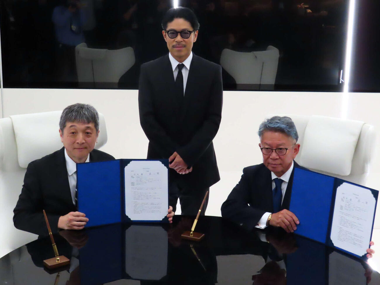 学校法人金井学園とLDH JAPANのダンスレッスンに関する基本契約を調印した松本利夫（中央）。左はLDH JAPAN森山賢氏、右は学校法人金井学園金井兼理事長