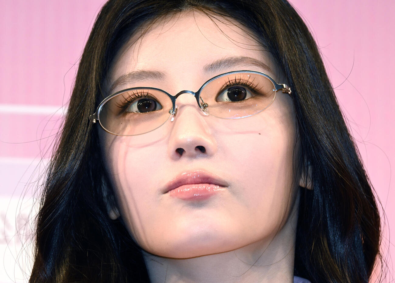 韓国コスメ「ロムアンド」の新商品発表会に登場したILLITのウォンヒ（撮影・千葉一成）