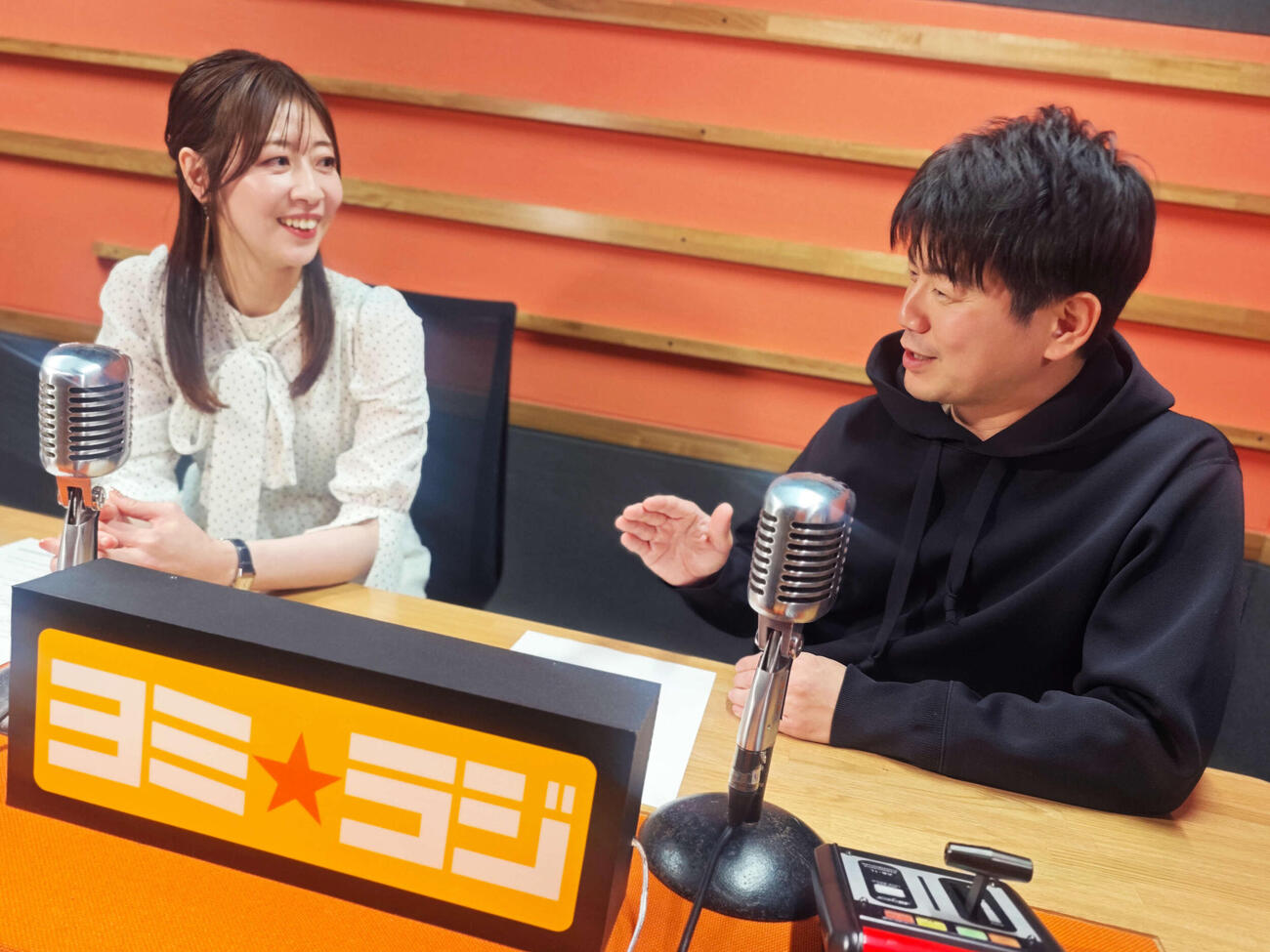 Podcast番組のメインパーソナリティーに就任した読売テレビ虎谷温子アナウンサー（左）とゲストの西山耕平アナウンサー