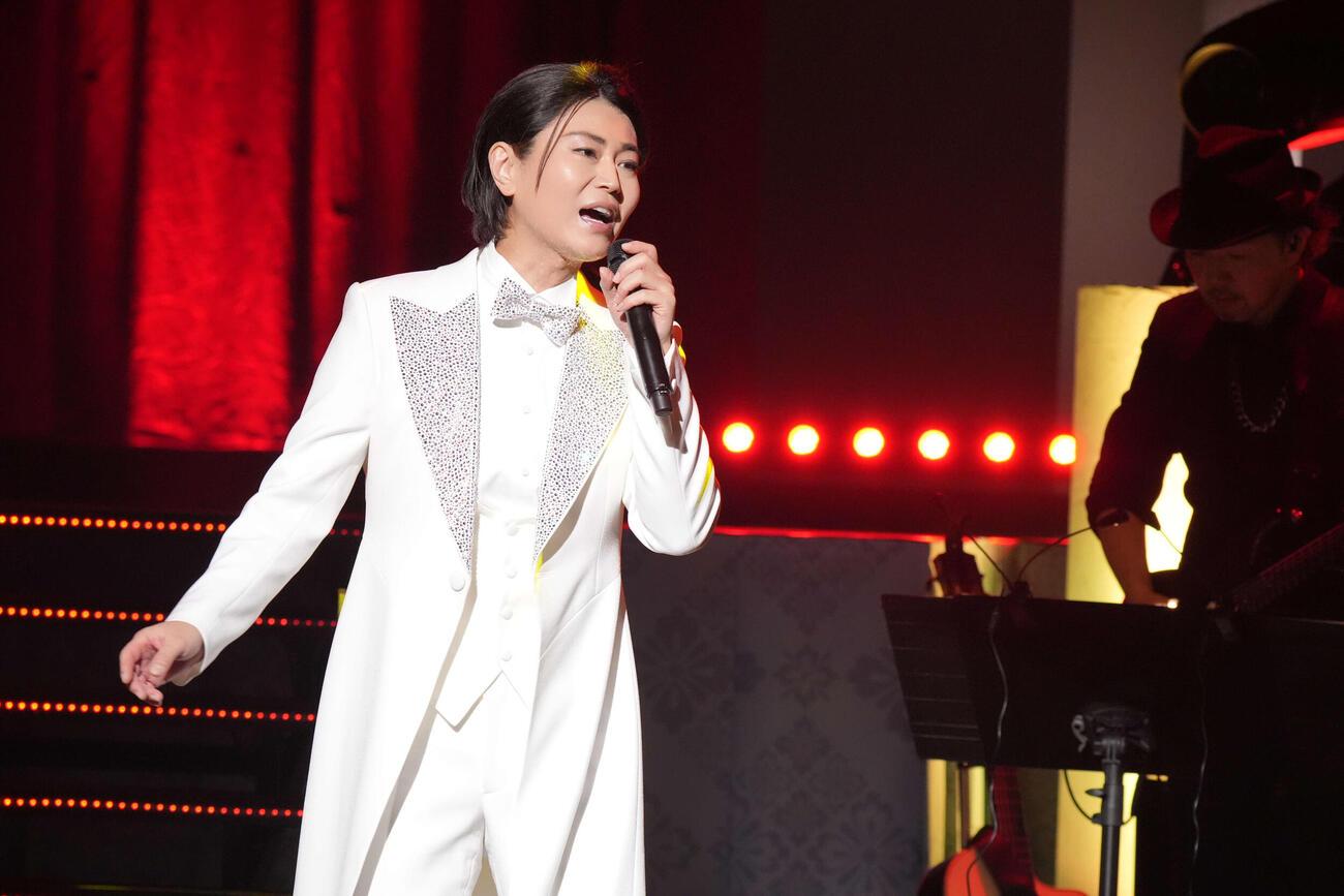 「氷川きよし特別公演」の大阪公演初日を迎えた氷川きよし（C）明治座公演より