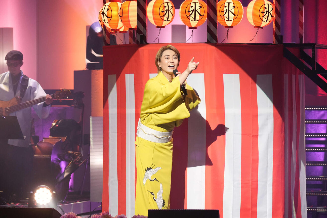「氷川きよし特別公演」の大阪公演初日を迎えた氷川きよし（C）明治座公演より