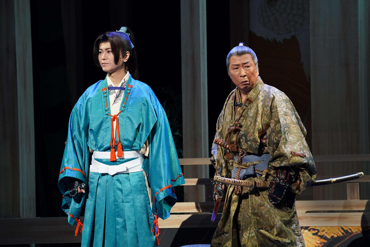 「氷川きよし特別公演」の大阪公演初日を迎えた氷川きよし（左）（C）明治座公演より
