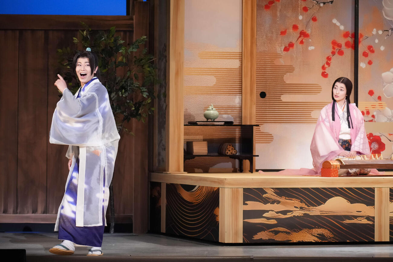「氷川きよし特別公演」の大阪公演初日を迎えた氷川きよし（左）（C）明治座公演より