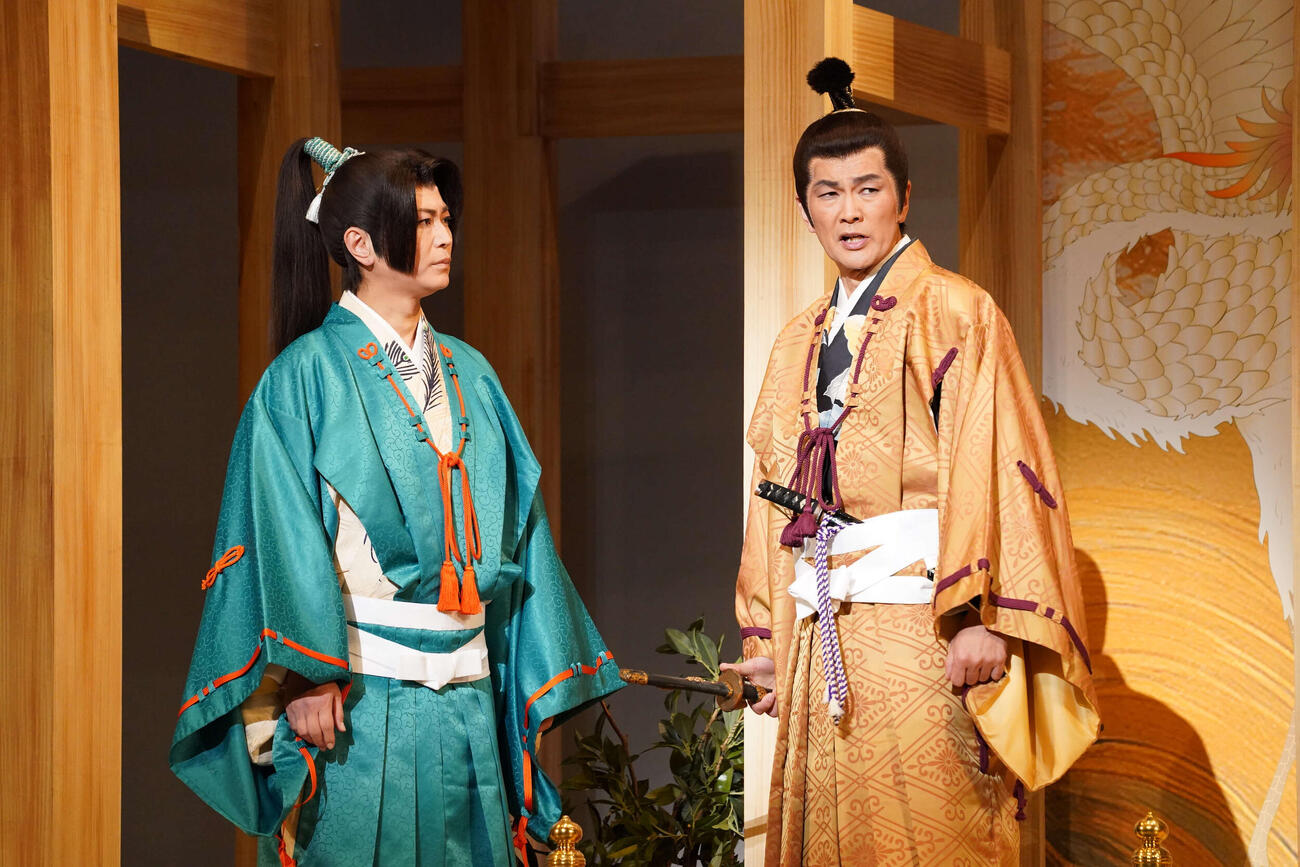 「氷川きよし特別公演」の大阪公演初日を迎えた氷川きよし（左）（C）明治座公演より