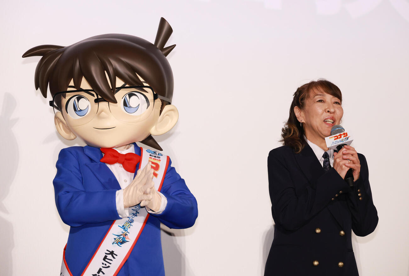 劇場版「名探偵コナン　ハイウェイの堕天使」公開記念舞台あいさつを行った江戸川コナン（左）と高山みなみ（撮影・中島郁夫）