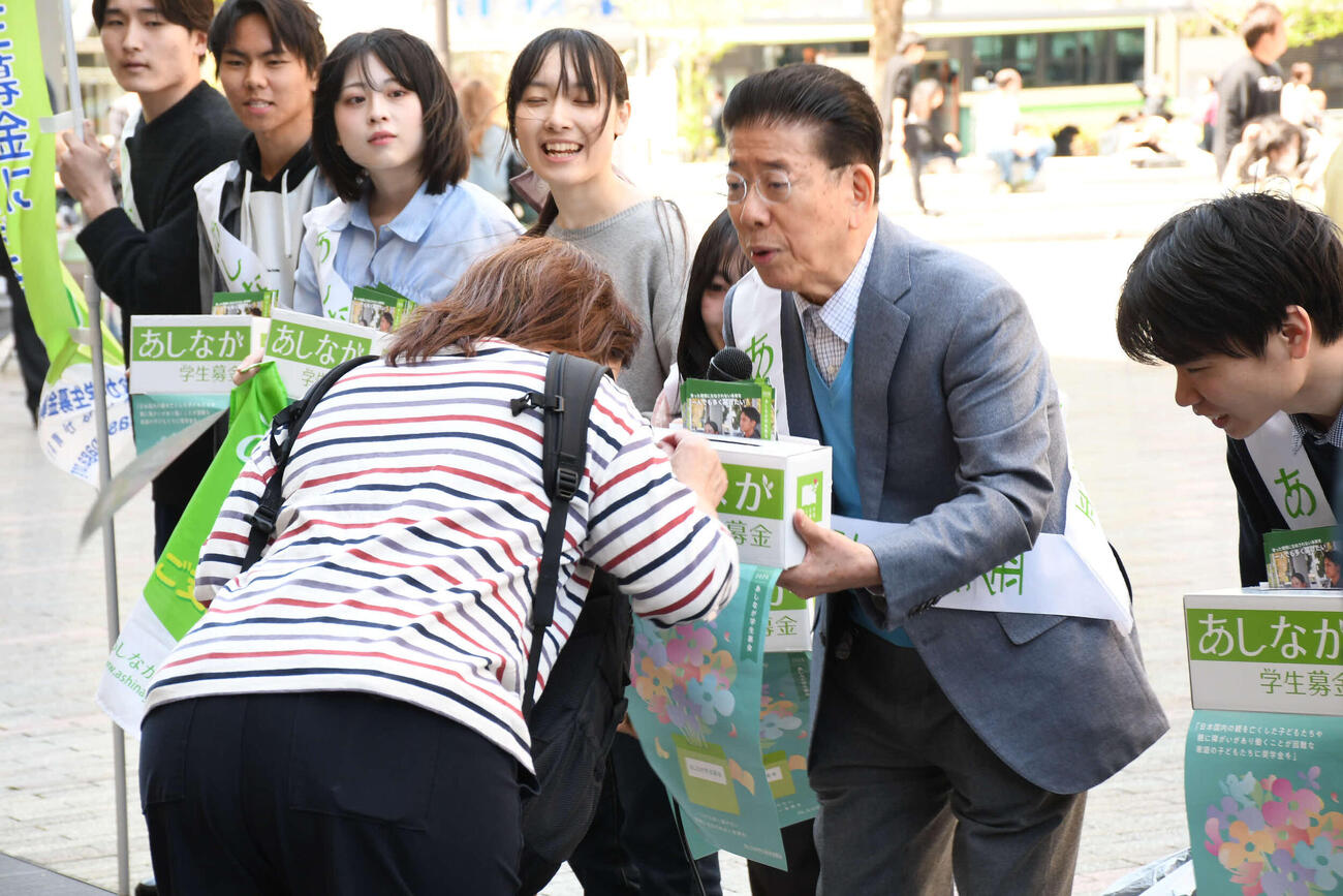 「あしなが学生募金」オープニングセレモニーで募金に感謝する西川きよし（右から2人目）（撮影・阪口孝志）