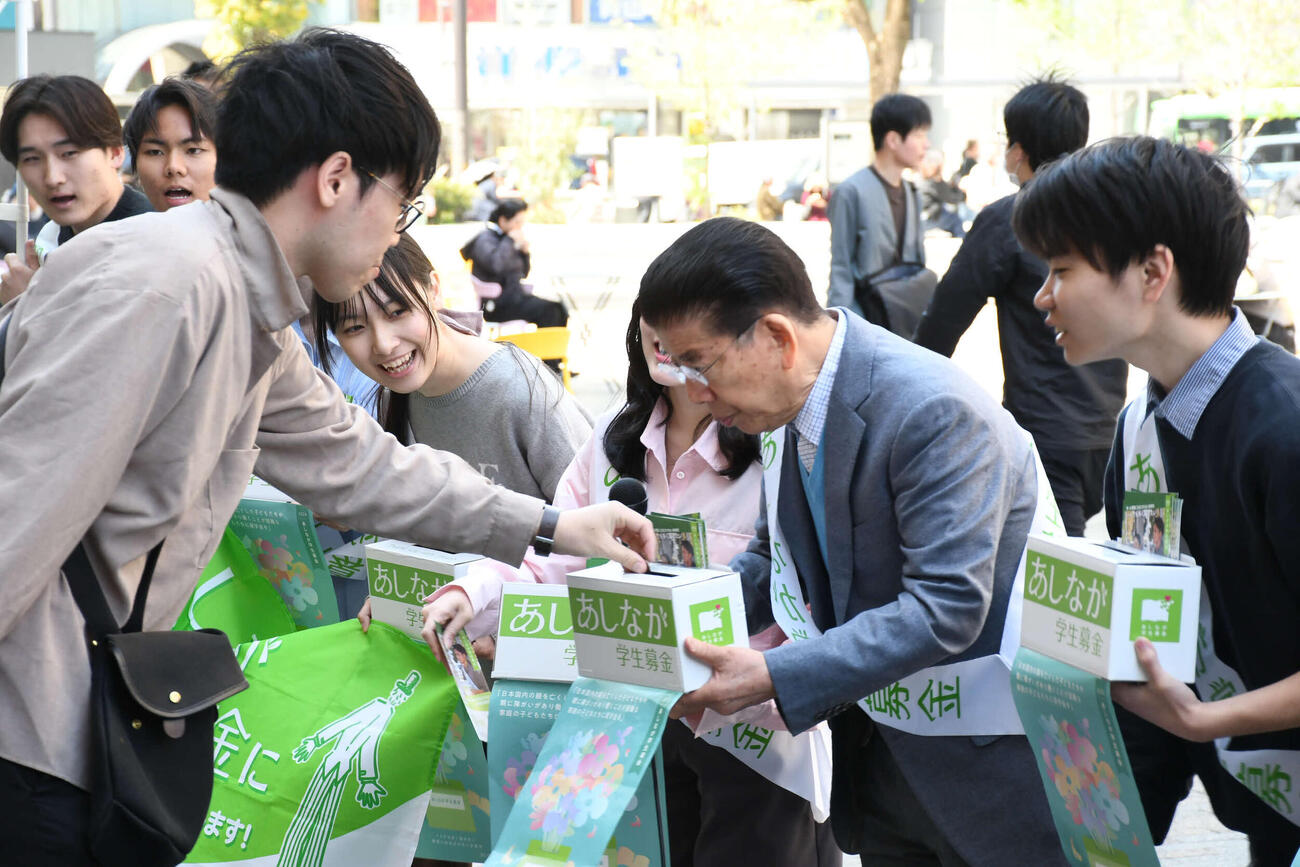 「あしなが学生募金」オープニングセレモニーで募金に感謝する西川きよし（右から2人目）（撮影・阪口孝志）