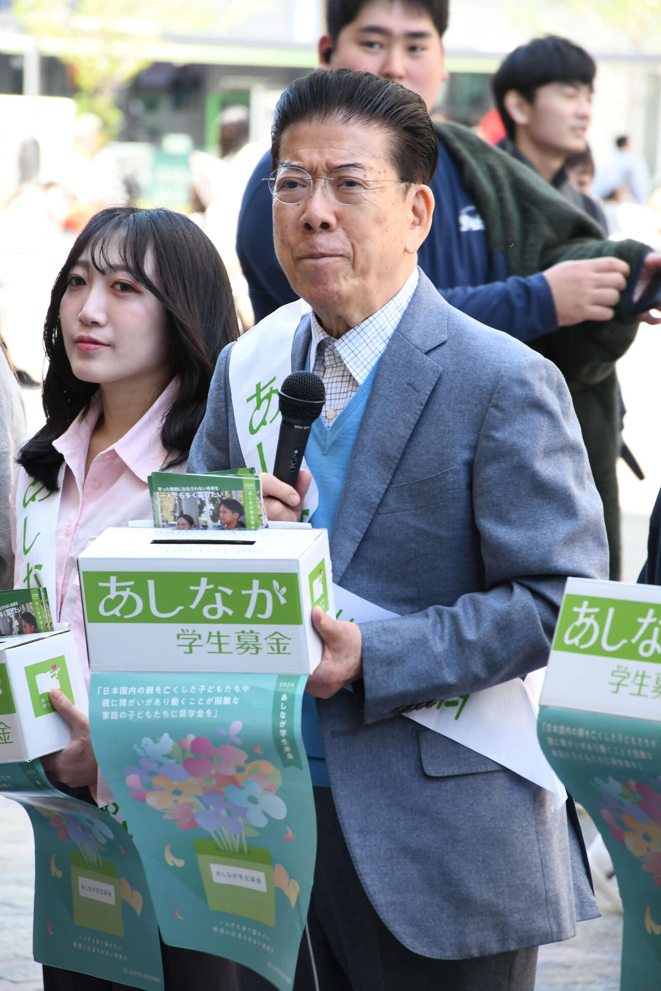 「あしなが学生募金」オープニングセレモニーで募金を呼びかける西川きよし（左から2人目）（撮影・阪口孝志）