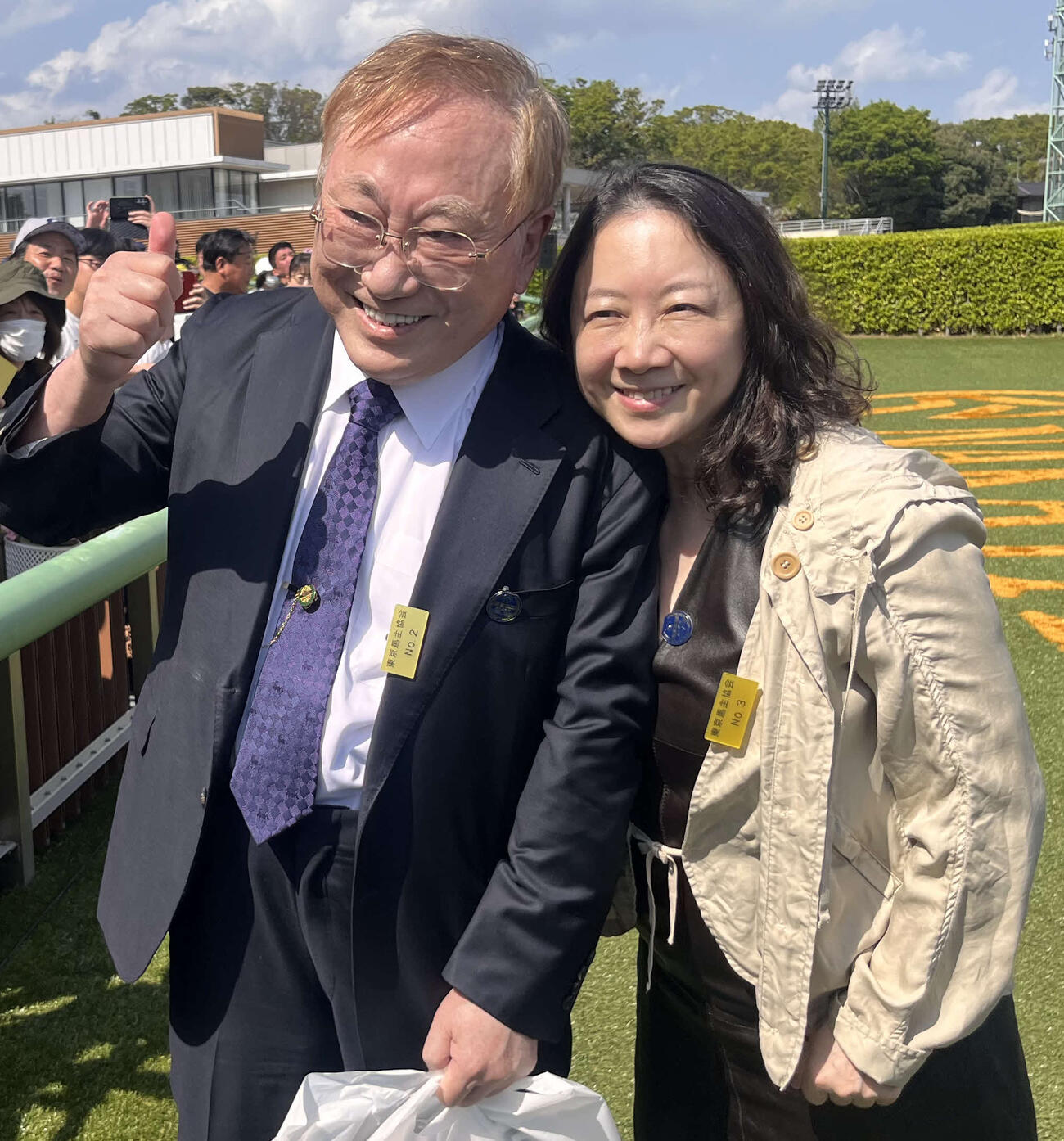 中山7Rを所有馬タカスタカスタカスで制した高須克弥氏（左）はパートナーの西原理恵子氏（右）と笑顔でサムアップポーズ