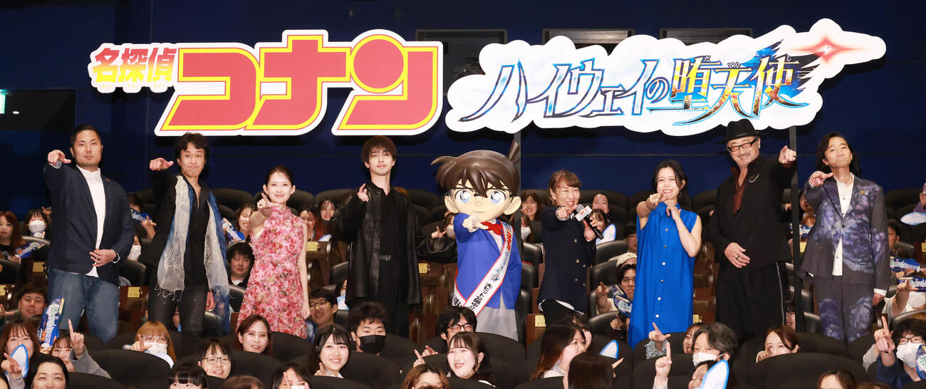 劇場版「名探偵コナン　ハイウェイの堕天使」公開記念舞台あいさつを行った、左から蓮井隆弘監督、小山力也、畑芽育、横浜流星、江戸川コナン、高山みなみ、沢城みゆき、大塚明夫、三木眞一郎（撮影・中島郁夫）