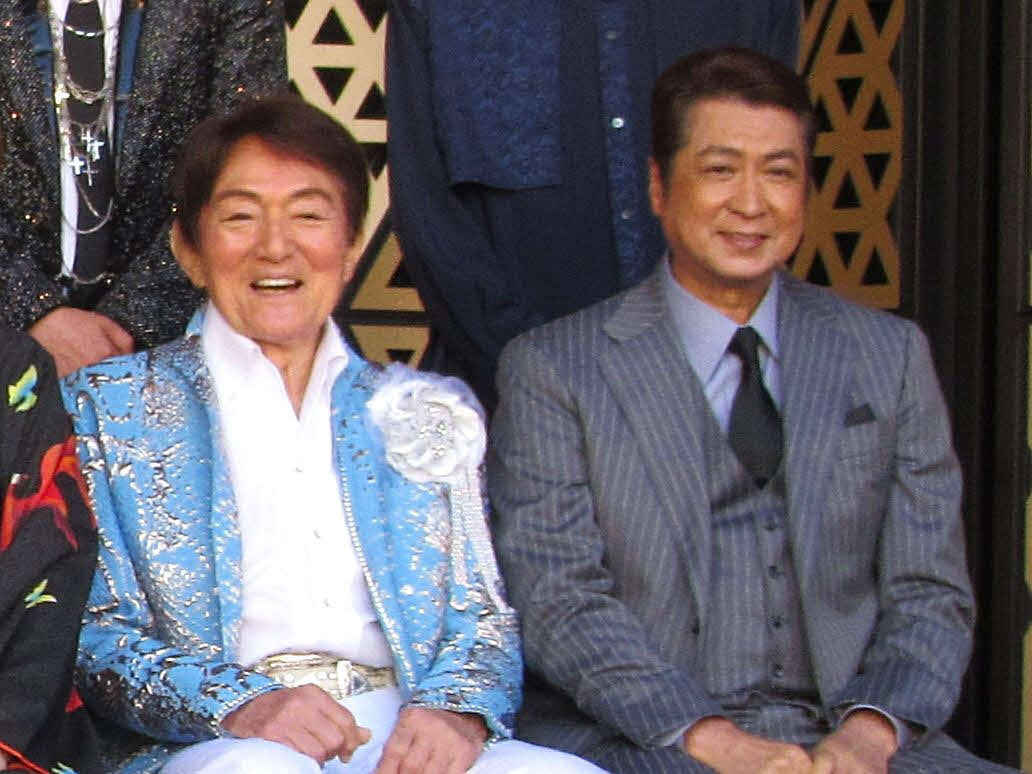 笑顔で写真撮影に臨むささきいさお（左）と山川豊（4月2日、東京・池袋西口公園野外劇場）