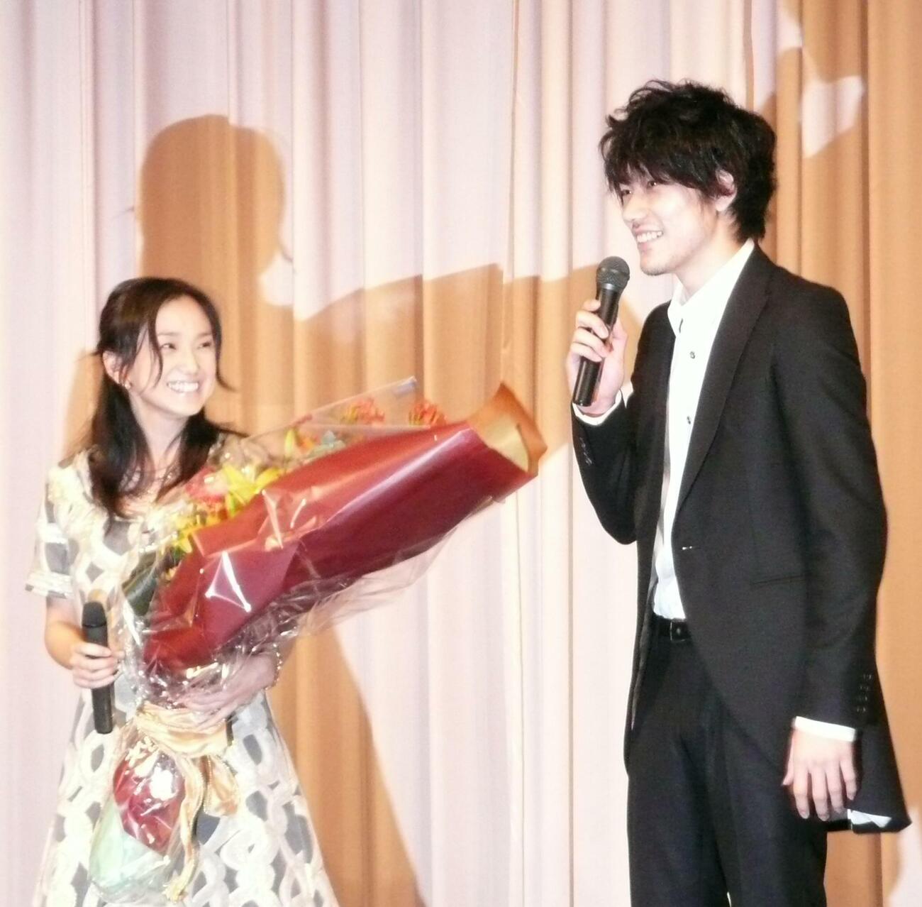 映画「人のセックスを笑うな」の完成試写会で「永作さんに出会えて幸せでした」と告白する松山ケンイチ（右）を見て笑う永作博美（2007年10月撮影）