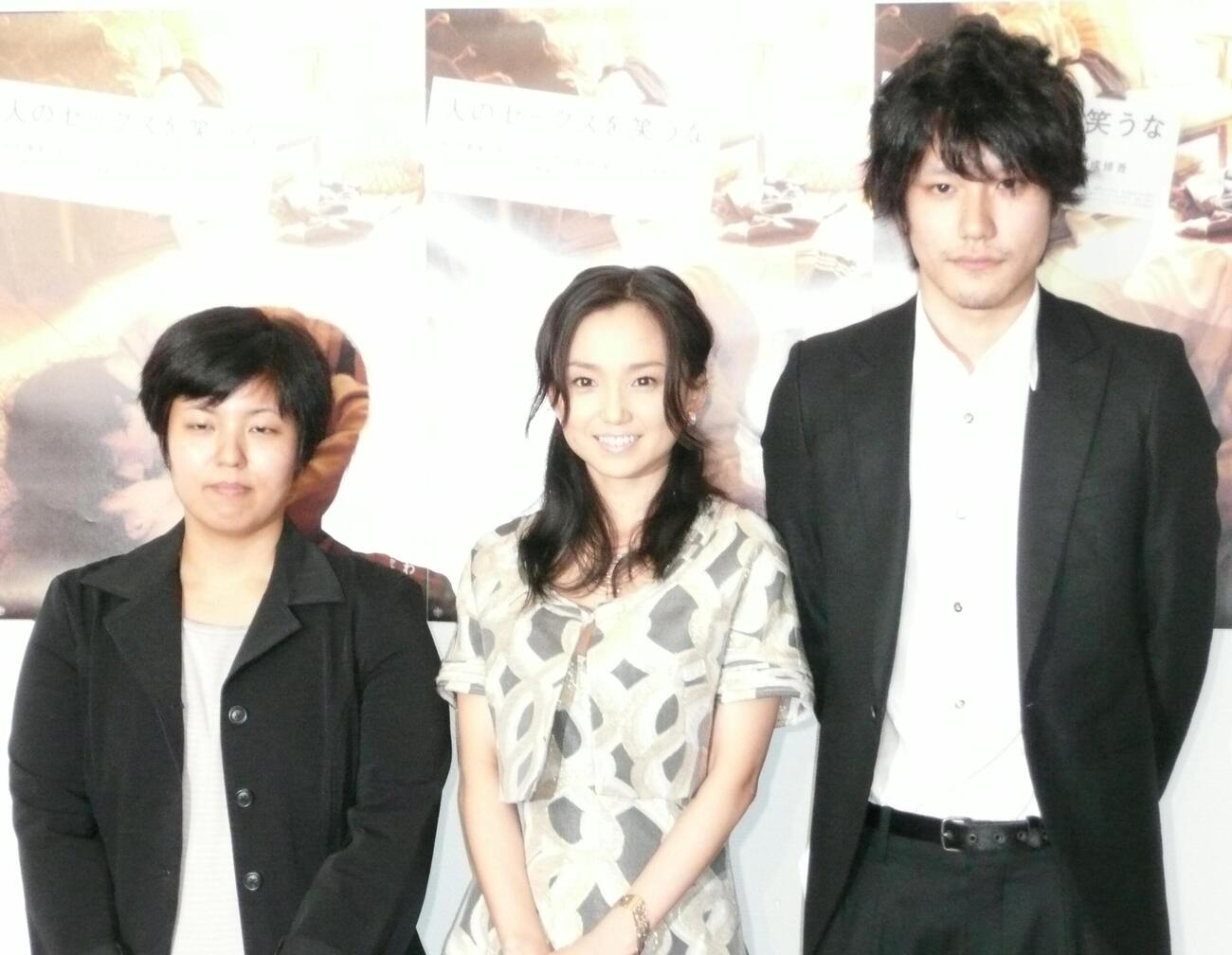 映画「人のセックスを笑うな」の完成試写会に出席した左から井口奈己監督、永作博美、松山ケンイチ（2007年10月撮影）