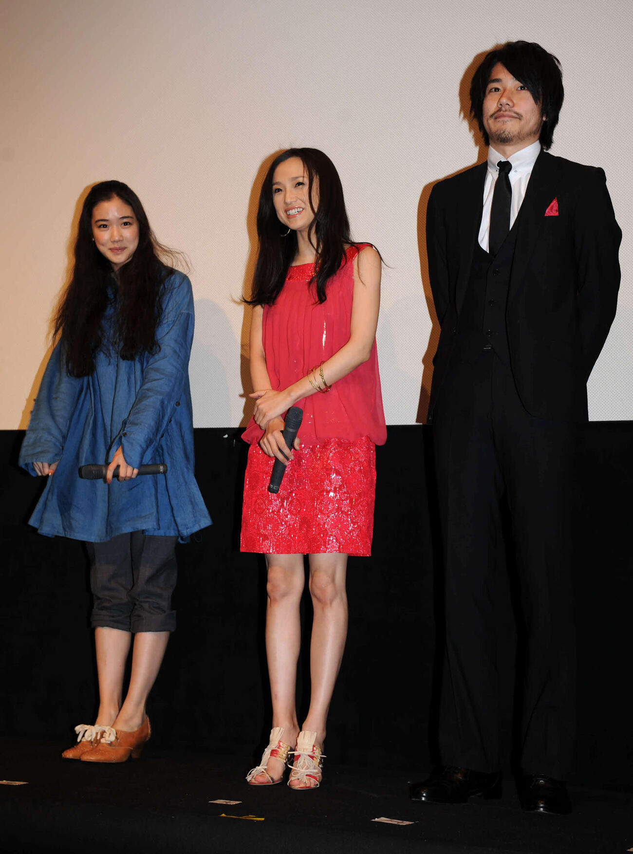 映画「人のセックスを笑うな」の舞台あいさつに臨む（左から）蒼井優、永作博美、松山ケンイチ（2008年1月撮影）
