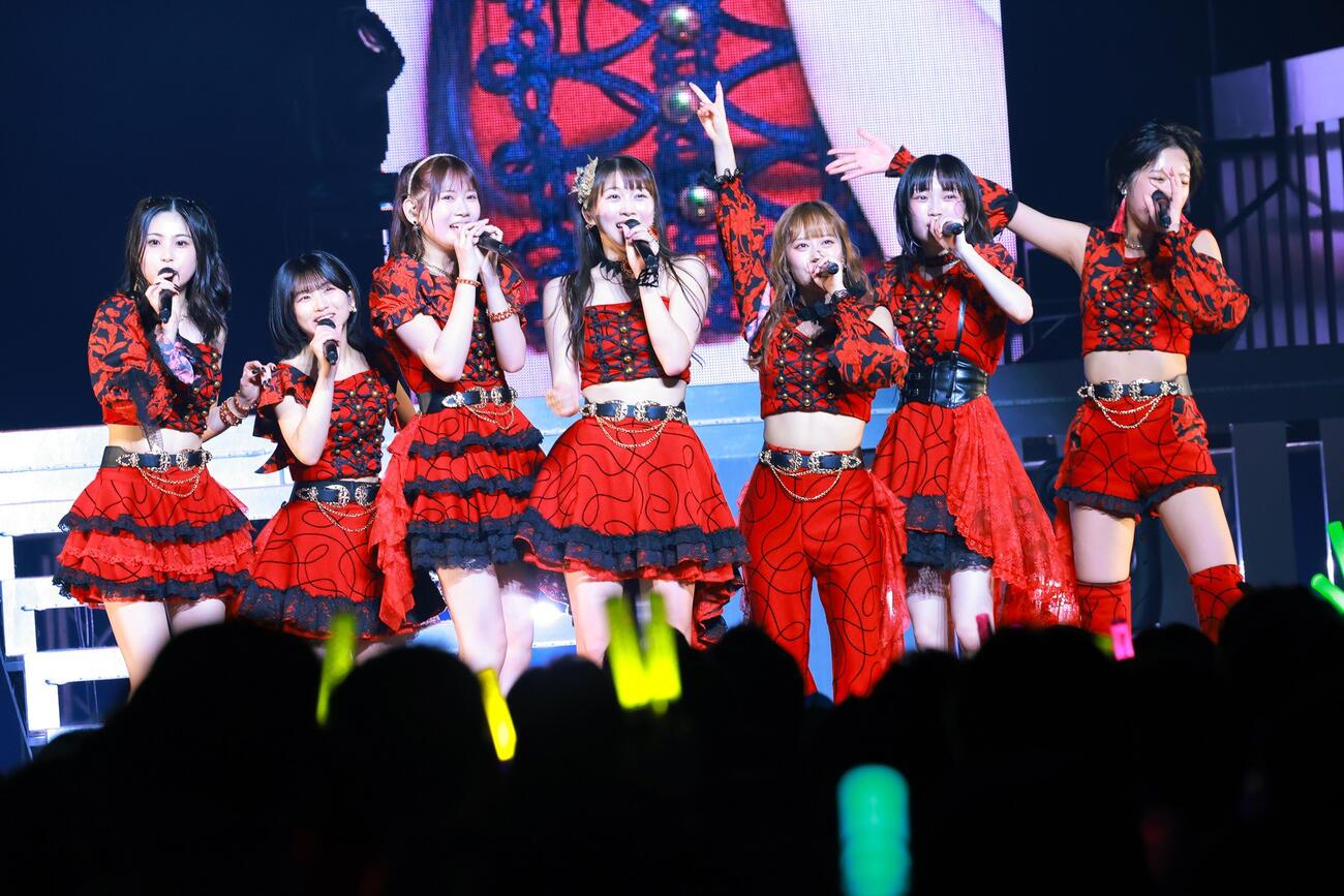 「モーニング娘。’26コンサートツアー春－RaysOf Light－」より。左から、櫻井梨央、井上春華、岡村ほまれ、牧野真莉愛、小田さくら、山﨑愛生、弓桁朱琴