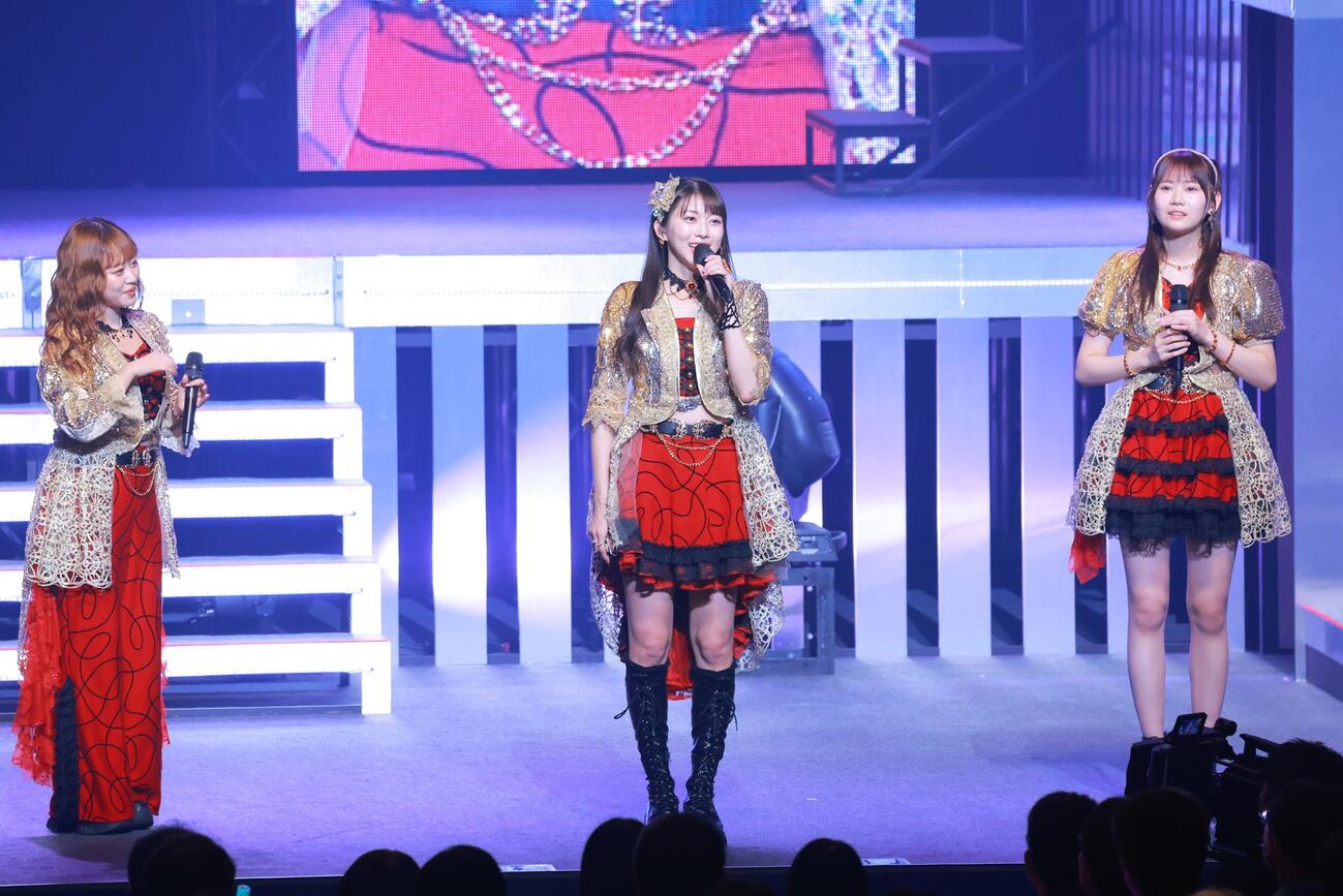 「モーニング娘。’26コンサートツアー春－RaysOf Light－」で卒業を報告する牧野真莉愛