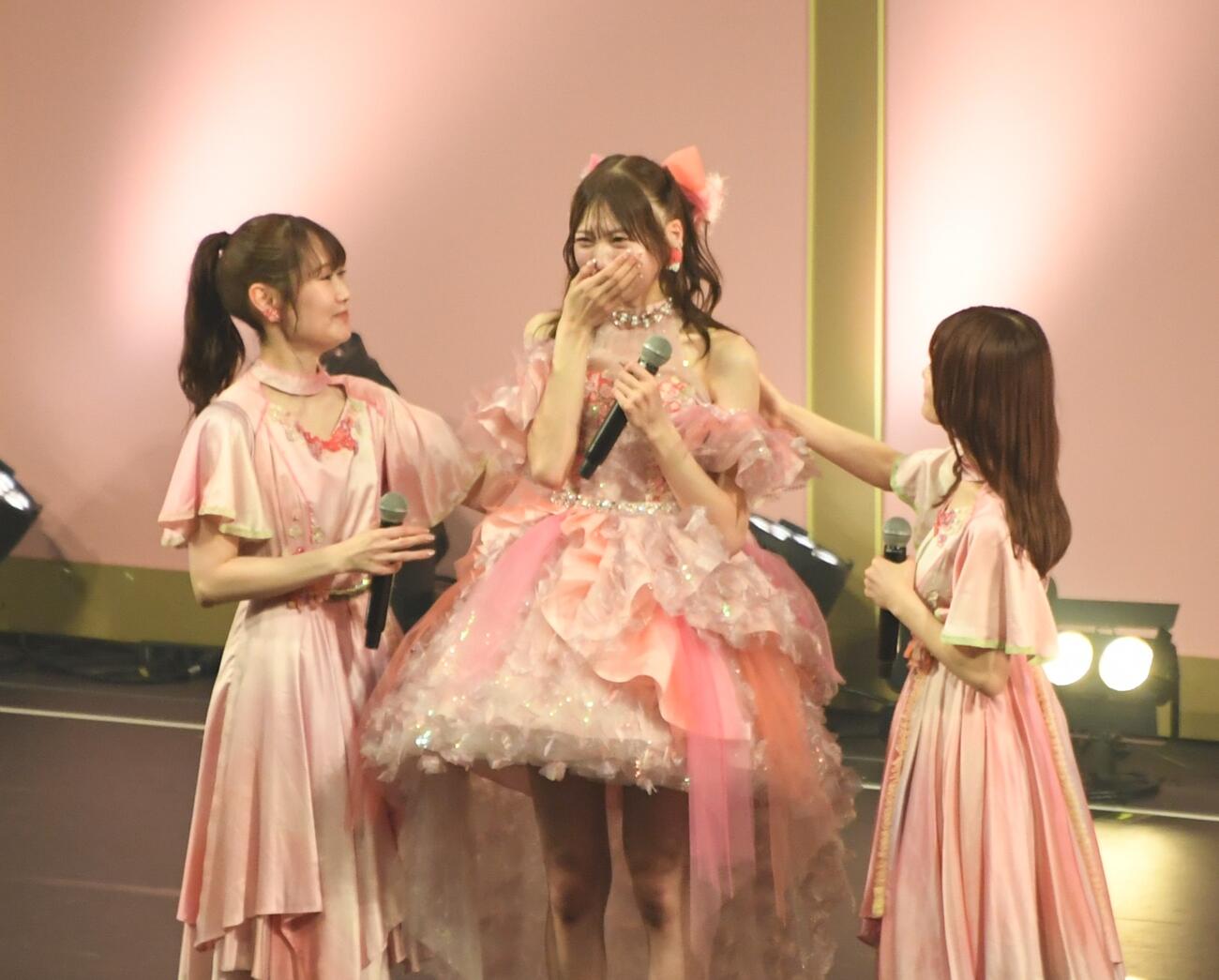 卒業セレモニーで1期生の西潟茉莉奈（左）、清司麗菜（右）からねぎらわれ感極まる藤崎未夢